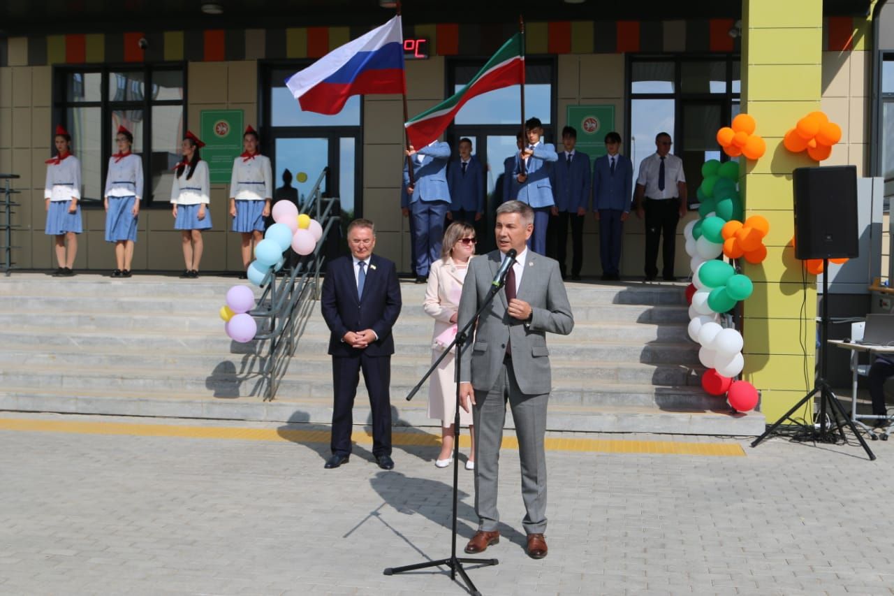 ХӘЕРЛЕ СӘГАТЬТӘ: Сәләтле балалар өчен гуманитар гимназия-интернат яңа уку елын 506 бала белән башлап җибәрде (фото һәм видео)