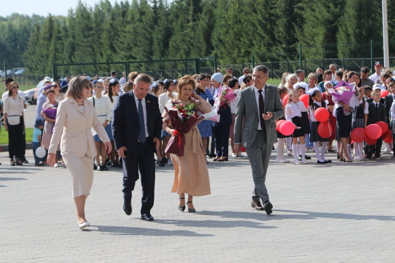 ХӘЕРЛЕ СӘГАТЬТӘ: Сәләтле балалар өчен гуманитар гимназия-интернат яңа уку елын 506 бала белән башлап җибәрде (фото һәм видео)