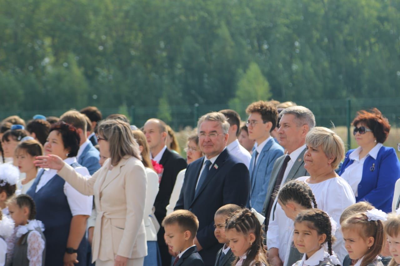 ХӘЕРЛЕ СӘГАТЬТӘ: Сәләтле балалар өчен гуманитар гимназия-интернат яңа уку елын 506 бала белән башлап җибәрде (фото һәм видео)