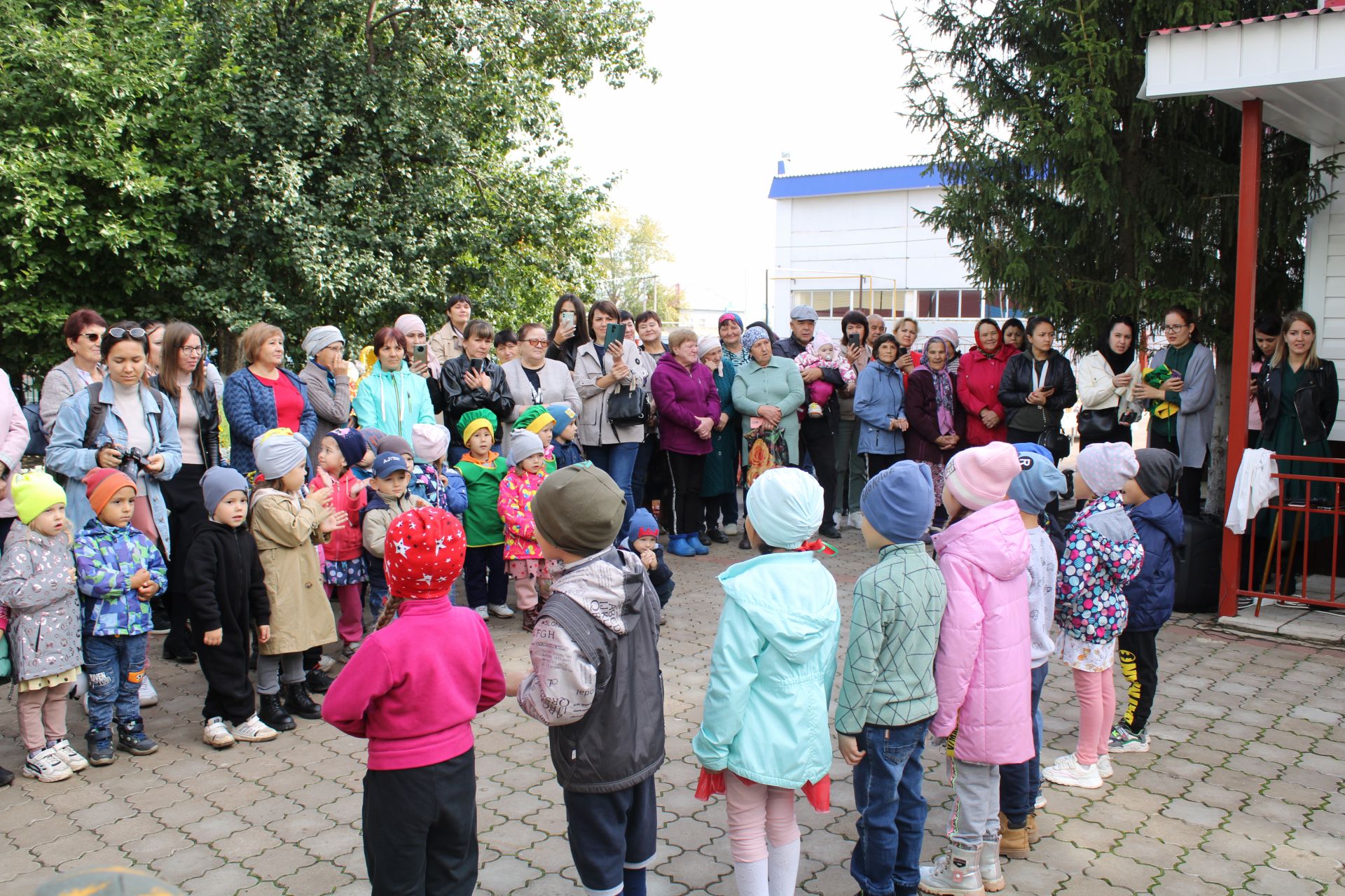 ИКЕ БӘЙРӘМНЕ БЕР ИТЕП: «Каенкай» бакчасында өлкәннәрне «Көзге ярминкә»дә хөрмәтләделәр (фото һәм видео)