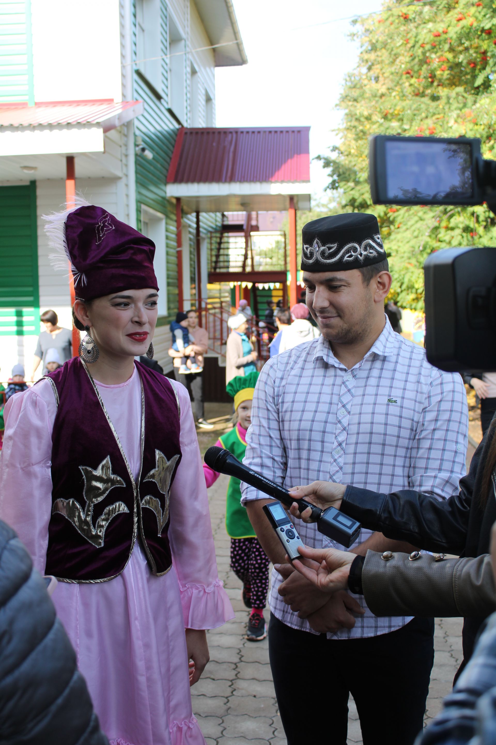 ИКЕ БӘЙРӘМНЕ БЕР ИТЕП: «Каенкай» бакчасында өлкәннәрне «Көзге ярминкә»дә хөрмәтләделәр (фото һәм видео)