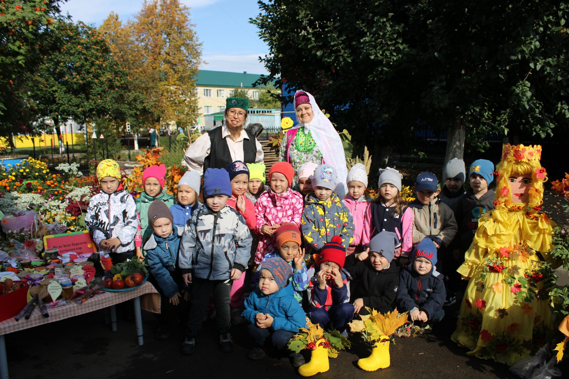 ИКЕ БӘЙРӘМНЕ БЕР ИТЕП: «Каенкай» бакчасында өлкәннәрне «Көзге ярминкә»дә хөрмәтләделәр (фото һәм видео)