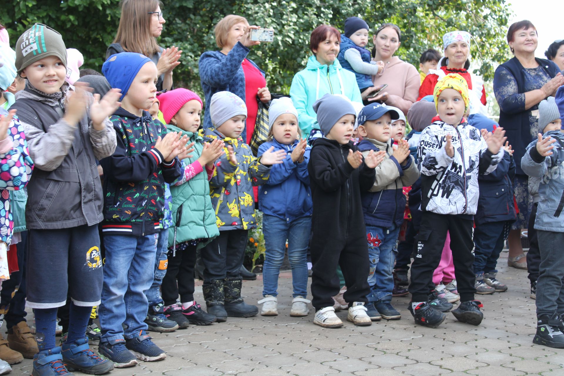 ИКЕ БӘЙРӘМНЕ БЕР ИТЕП: «Каенкай» бакчасында өлкәннәрне «Көзге ярминкә»дә хөрмәтләделәр (фото һәм видео)