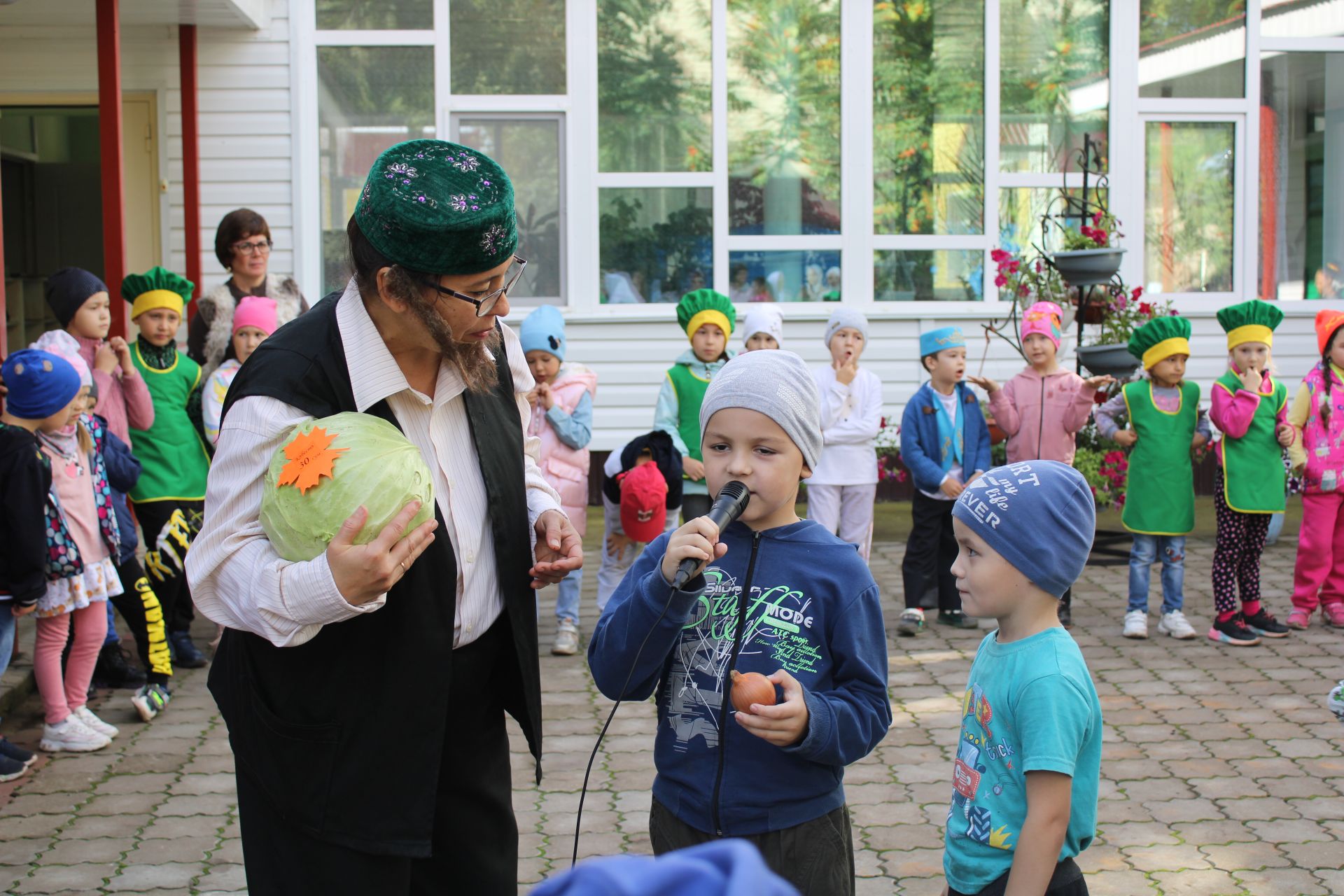 ИКЕ БӘЙРӘМНЕ БЕР ИТЕП: «Каенкай» бакчасында өлкәннәрне «Көзге ярминкә»дә хөрмәтләделәр (фото һәм видео)