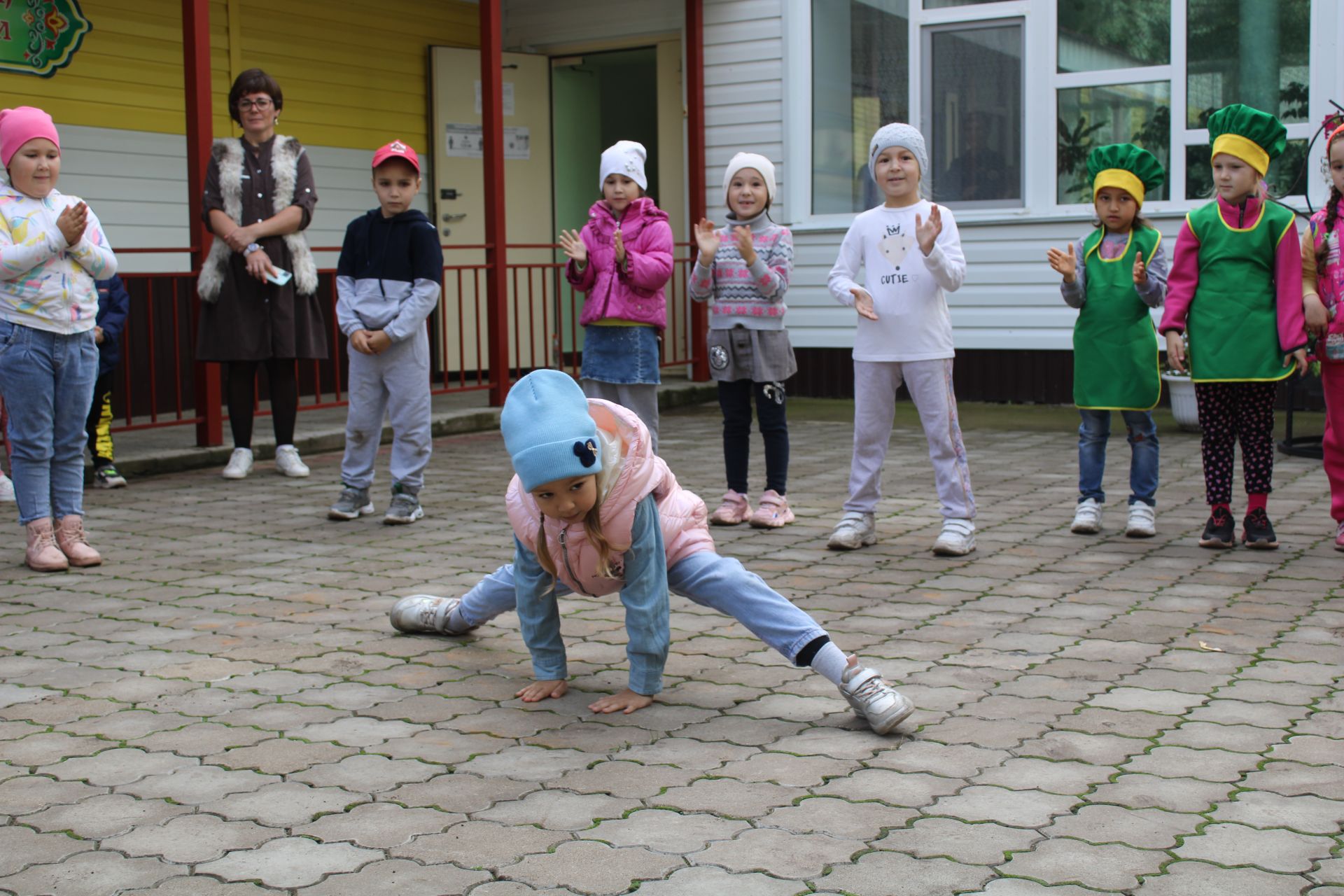 ИКЕ БӘЙРӘМНЕ БЕР ИТЕП: «Каенкай» бакчасында өлкәннәрне «Көзге ярминкә»дә хөрмәтләделәр (фото һәм видео)