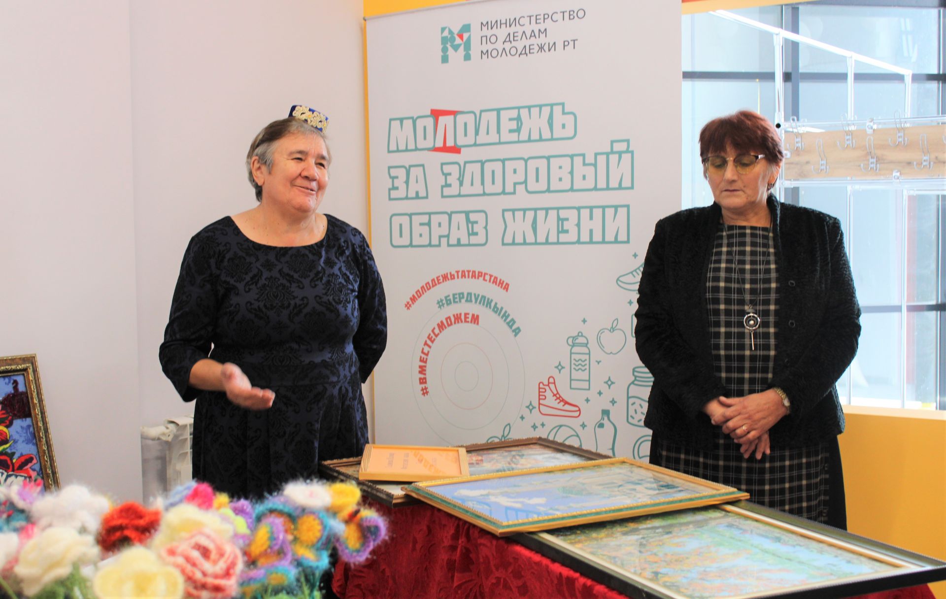 Өлкәннәр көне уңаеннан оештырылган «Күңелем җәүһәрләре» күргәзмәсеннән безнең фоторепортаж