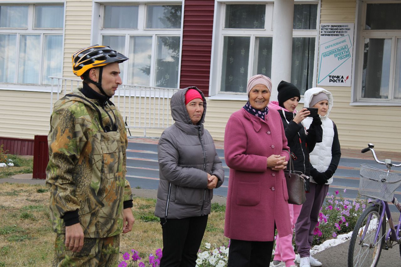 Яңа Әлем мәктәбе укучылары район авыллары буенча туристик велосәяхәткә чыкты (фоторепортаж)