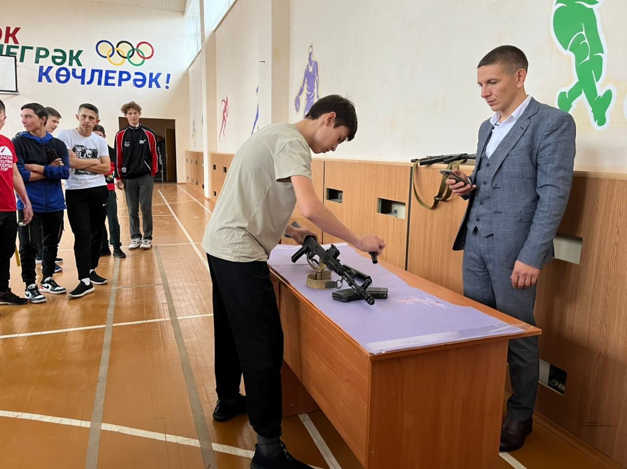 «Ягез әле, егетләр!»: Технология техникумында СВОда һәлак булган Раил Надриев истәлегенә ярыш узды (фотолар, видео)