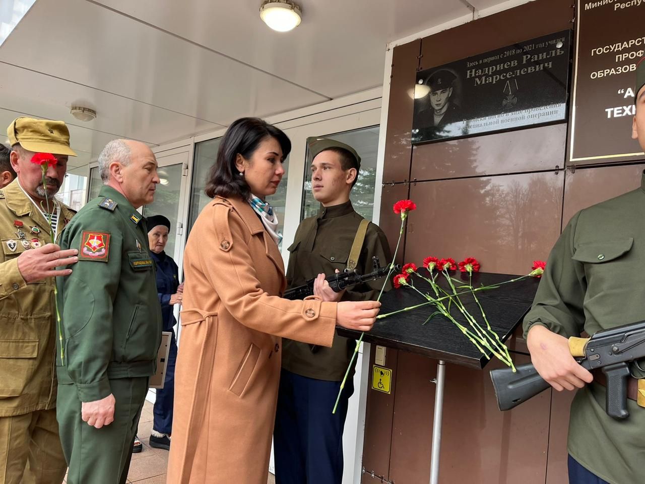 «Ягез әле, егетләр!»: Технология техникумында СВОда һәлак булган Раил Надриев истәлегенә ярыш узды (фотолар, видео)