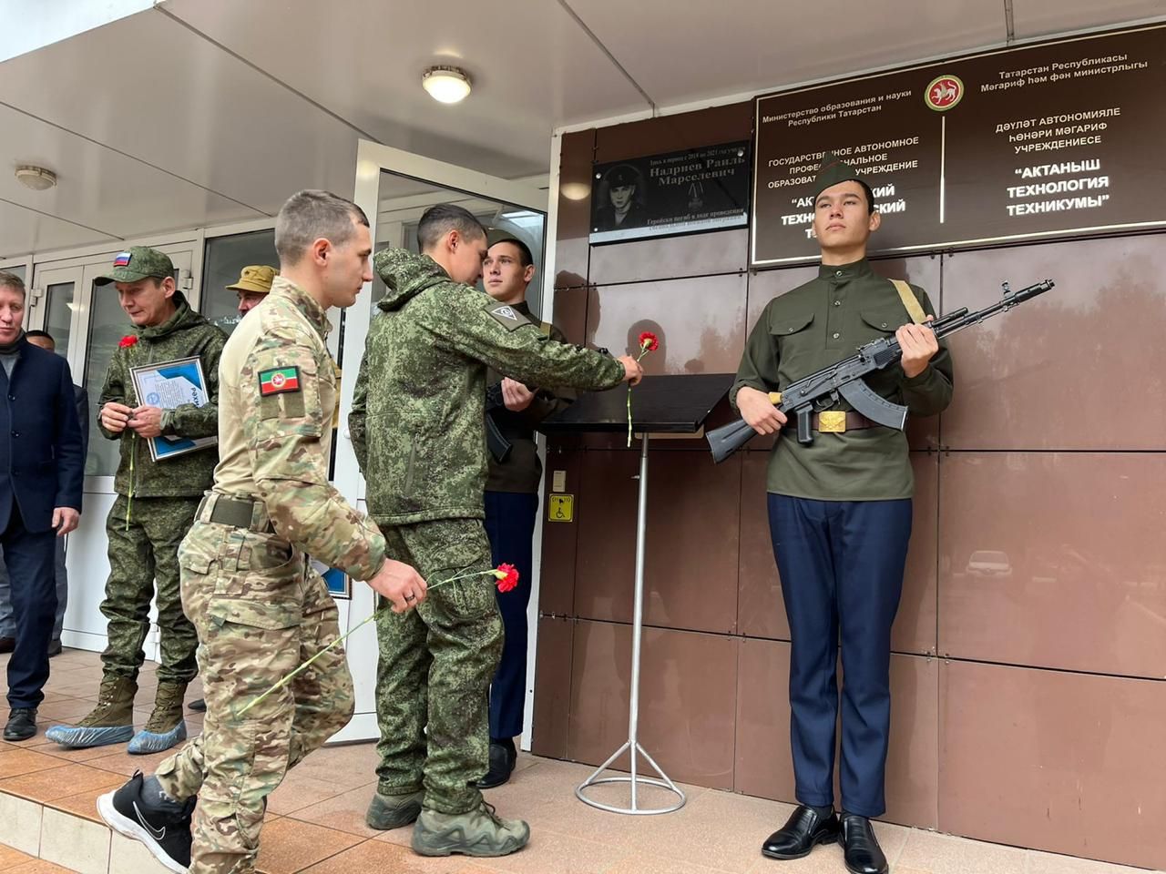 «Ягез әле, егетләр!»: Технология техникумында СВОда һәлак булган Раил Надриев истәлегенә ярыш узды (фотолар, видео)