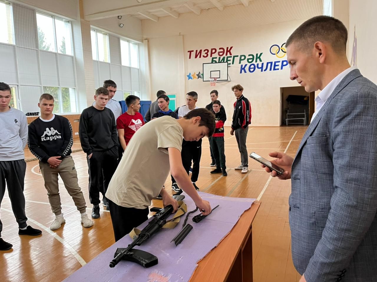 «Ягез әле, егетләр!»: Технология техникумында СВОда һәлак булган Раил Надриев истәлегенә ярыш узды (фотолар, видео)