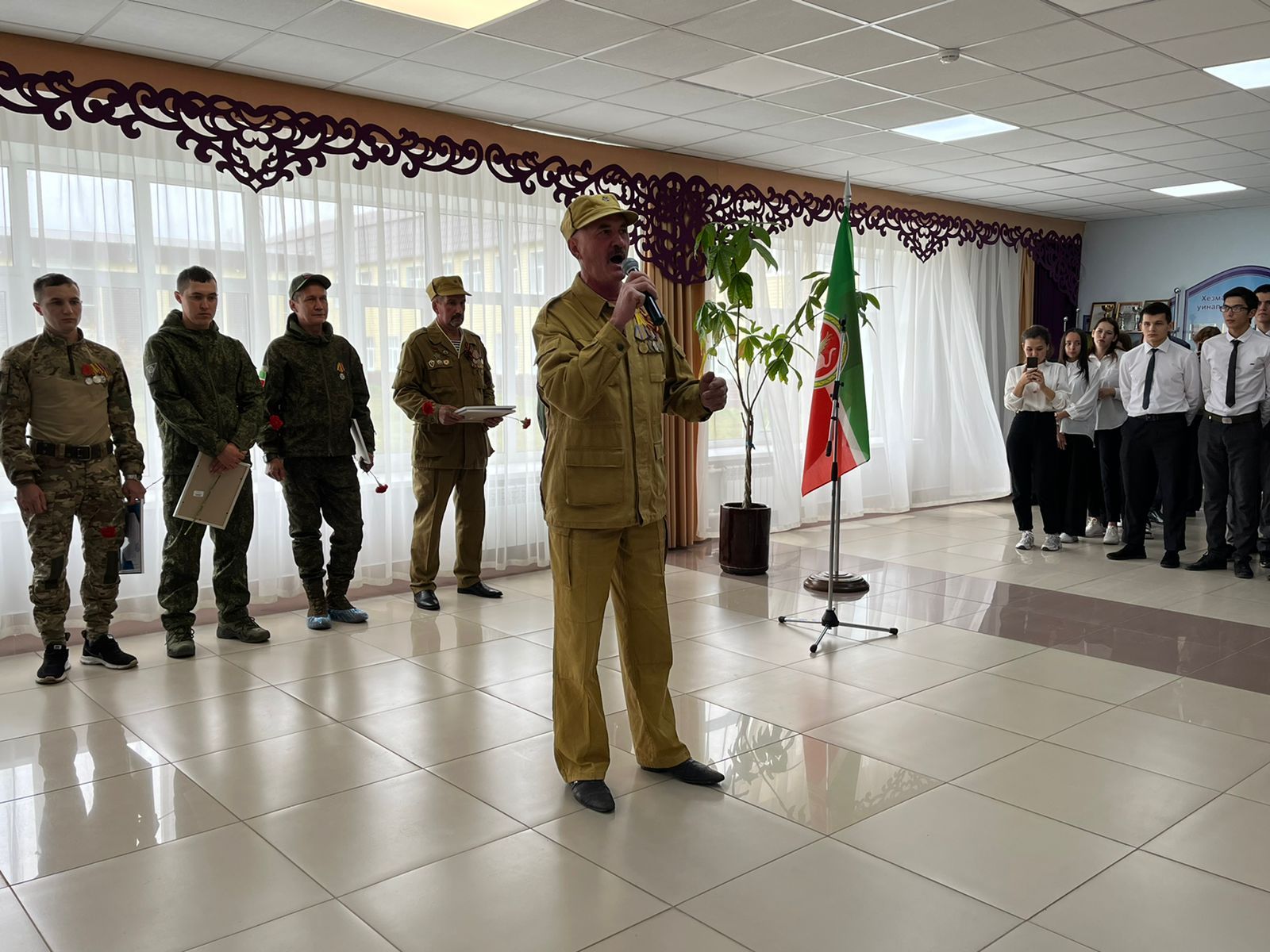 «Ягез әле, егетләр!»: Технология техникумында СВОда һәлак булган Раил Надриев истәлегенә ярыш узды (фотолар, видео)