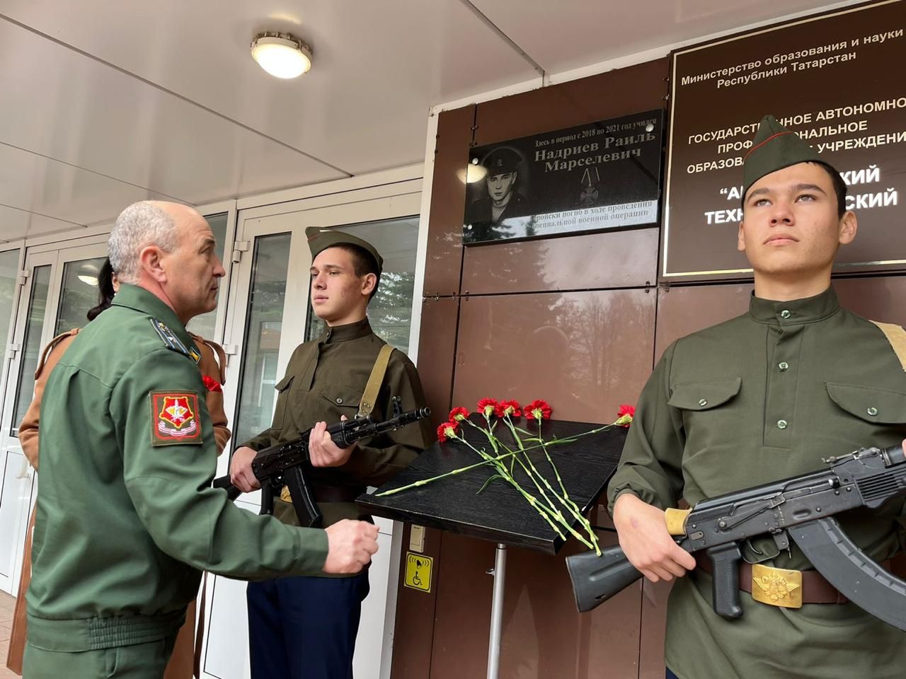 «Ягез әле, егетләр!»: Технология техникумында СВОда һәлак булган Раил Надриев истәлегенә ярыш узды (фотолар, видео)