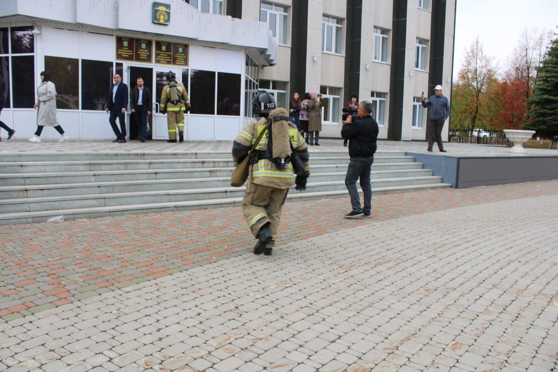 Төшке аш алдыннан хакимияттә эшләүчеләрне эвакуацияләделәр