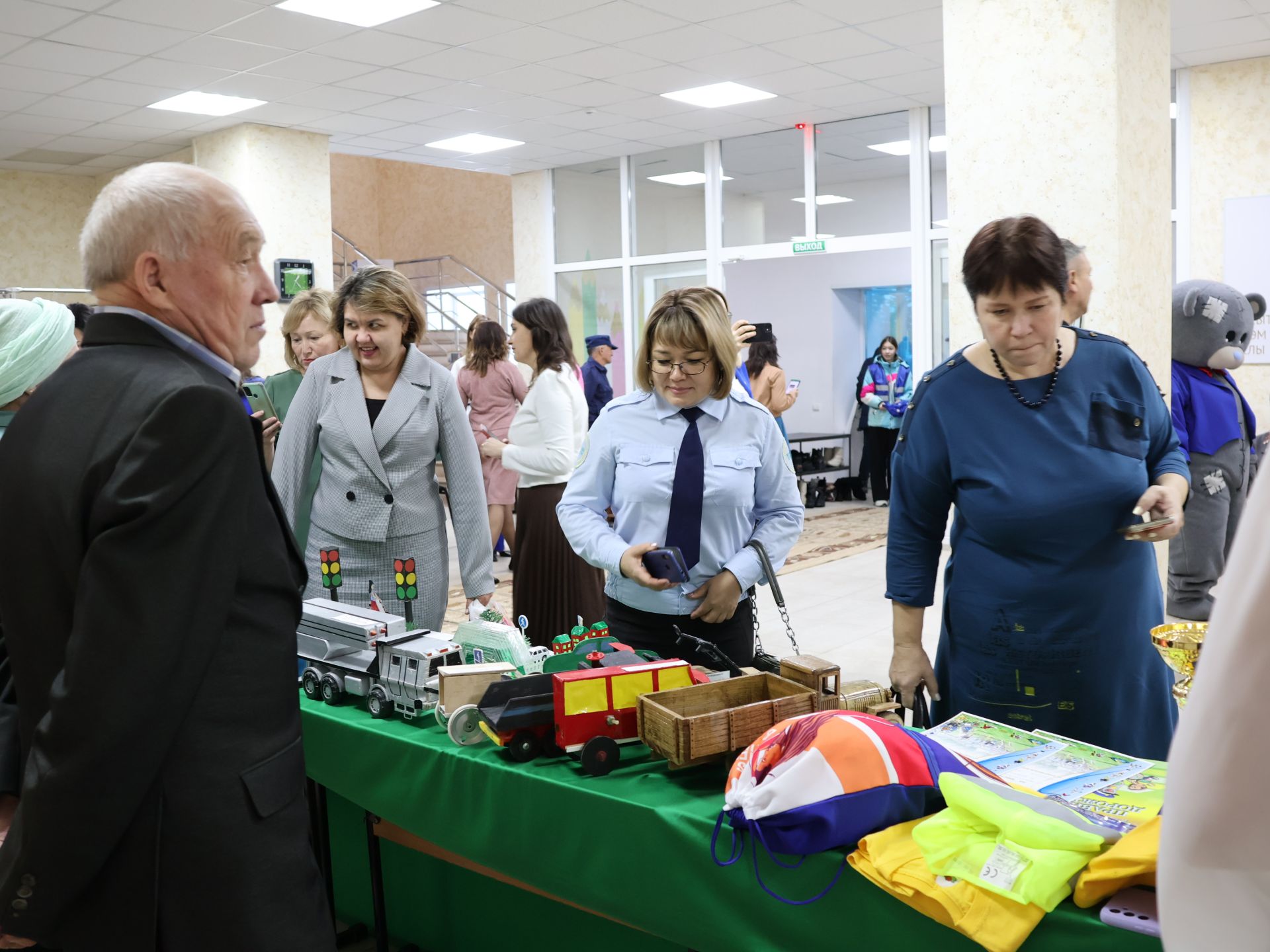 Балалар иҗат үзәгендә регионара юл хәрәкәте иминлегенә багышланган семинар кысаларында тематик күргәзмә эшли