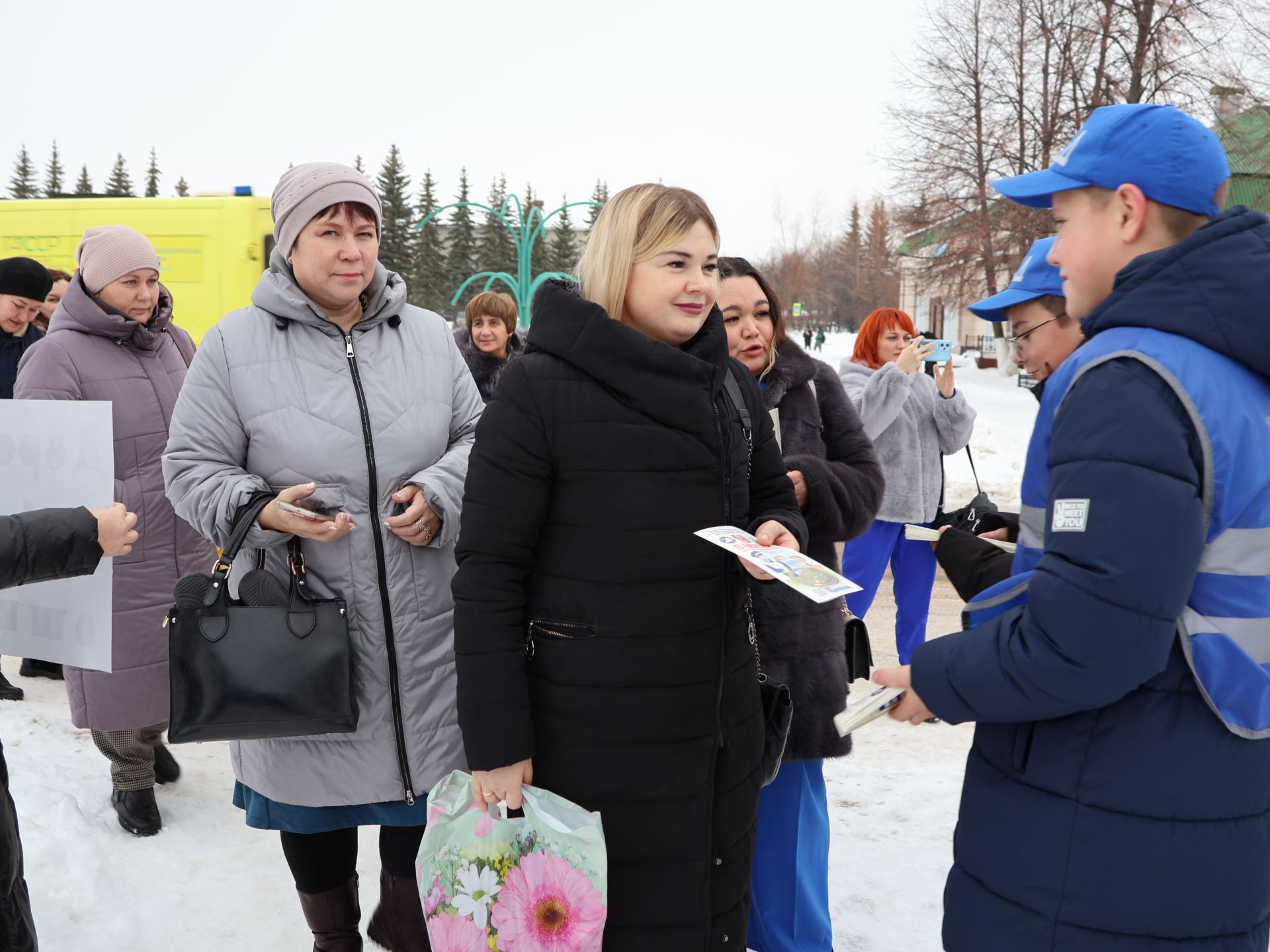 Балалар иҗат үзәгендә регионара юл хәрәкәте иминлегенә багышланган семинар кысаларында тематик күргәзмә эшли