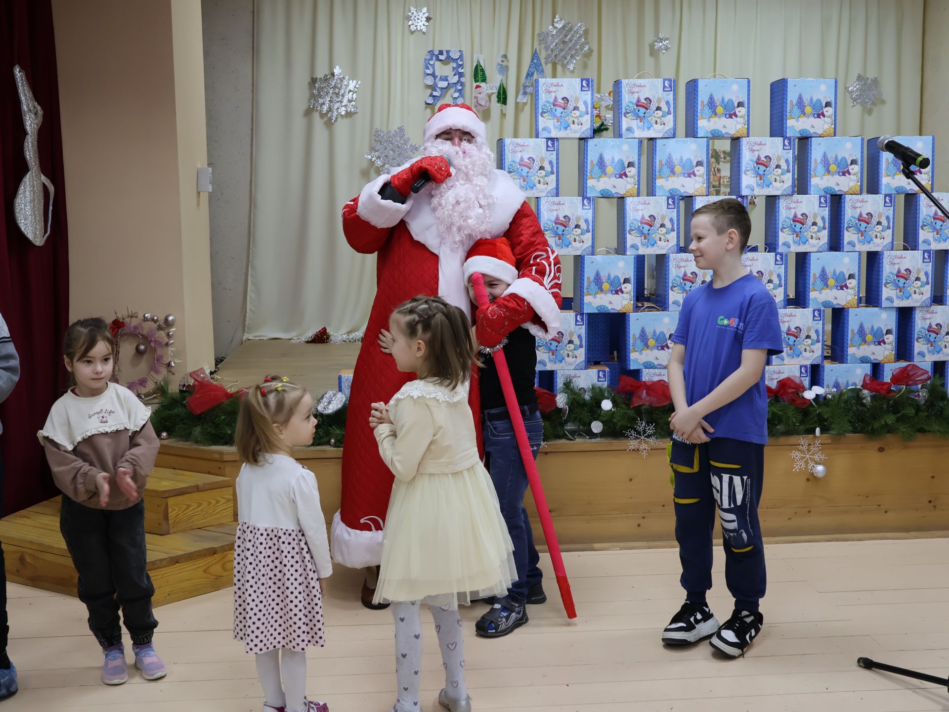 Ленар Зарипов һәм Әлфия Когогина махсус хәрби операциядәге якташларыбызның балаларын Яңа ел белән котлады