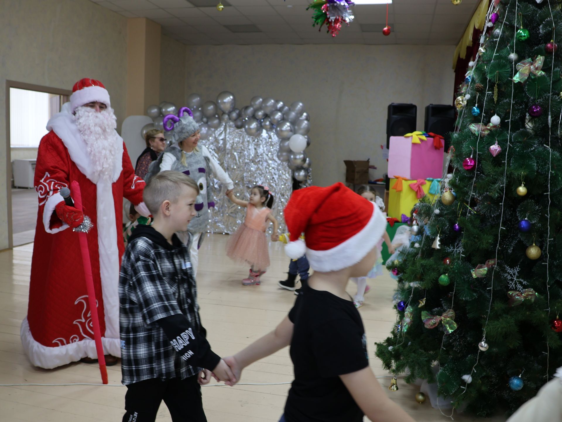 Ленар Зарипов һәм Әлфия Когогина махсус хәрби операциядәге якташларыбызның балаларын Яңа ел белән котлады