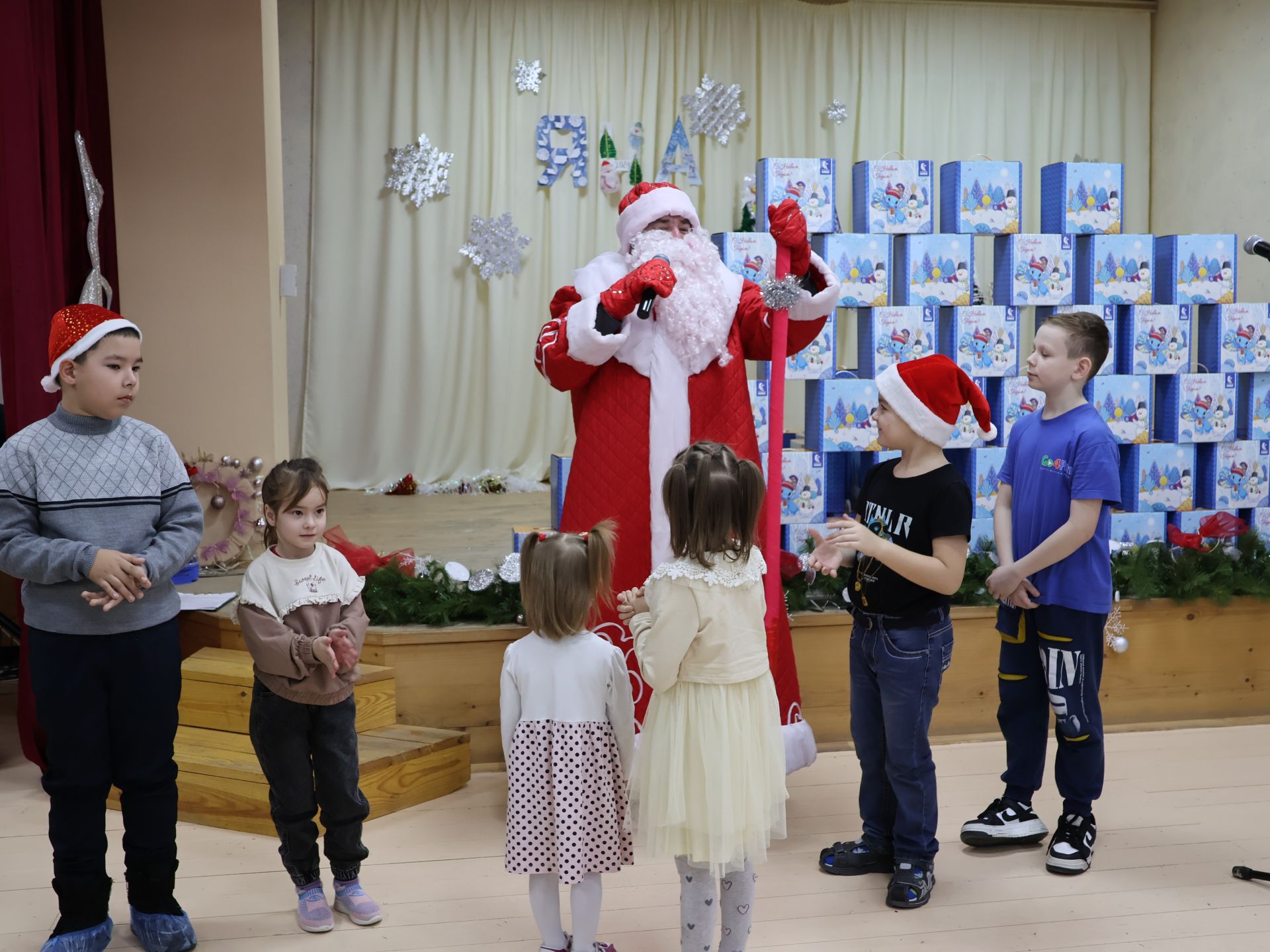 Ленар Зарипов һәм Әлфия Когогина махсус хәрби операциядәге якташларыбызның балаларын Яңа ел белән котлады