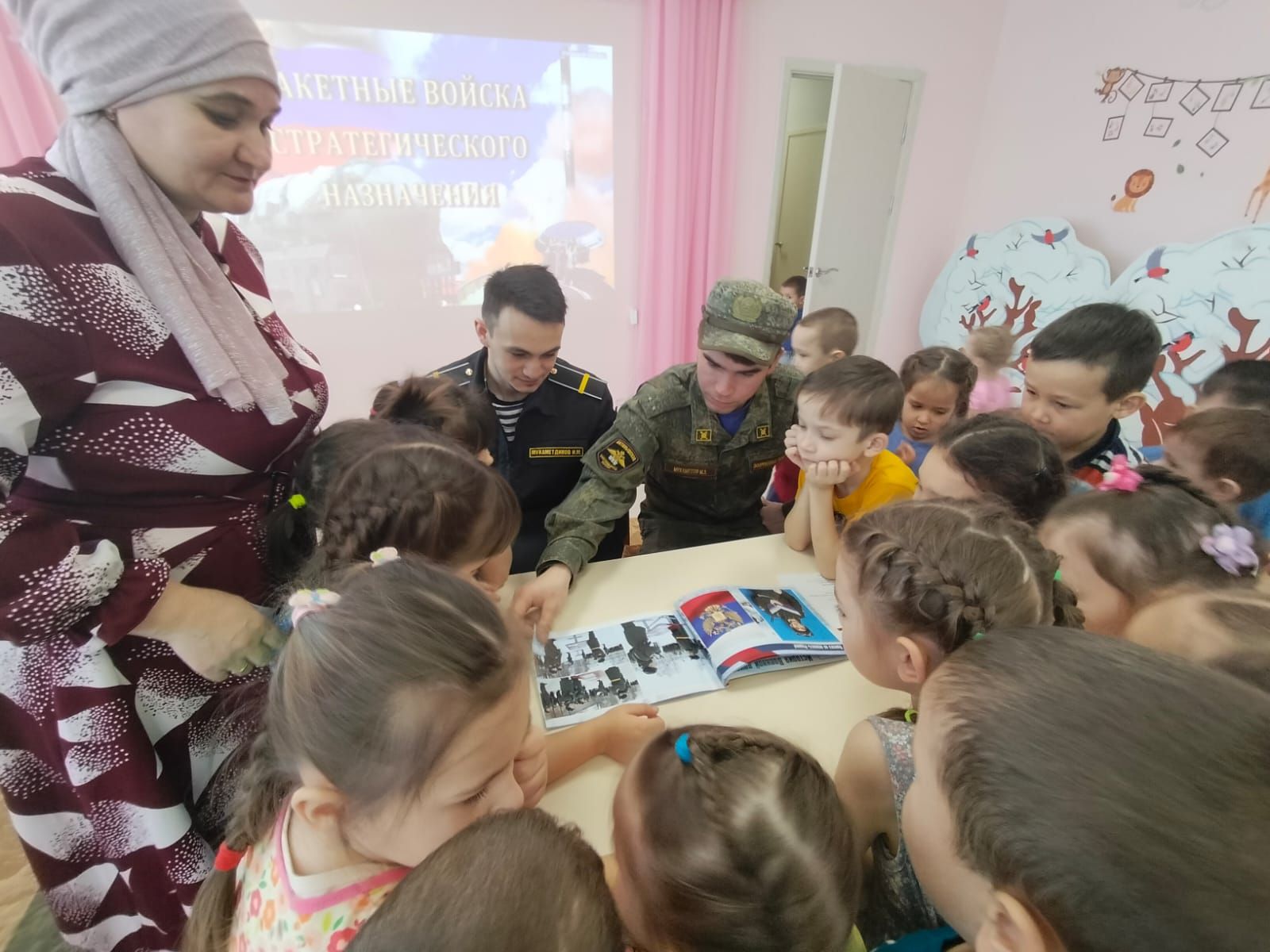 Яңа Әлем бакчасына йөрүчеләр армия сафларында хезмәт иткән авылдашлары белән очрашты