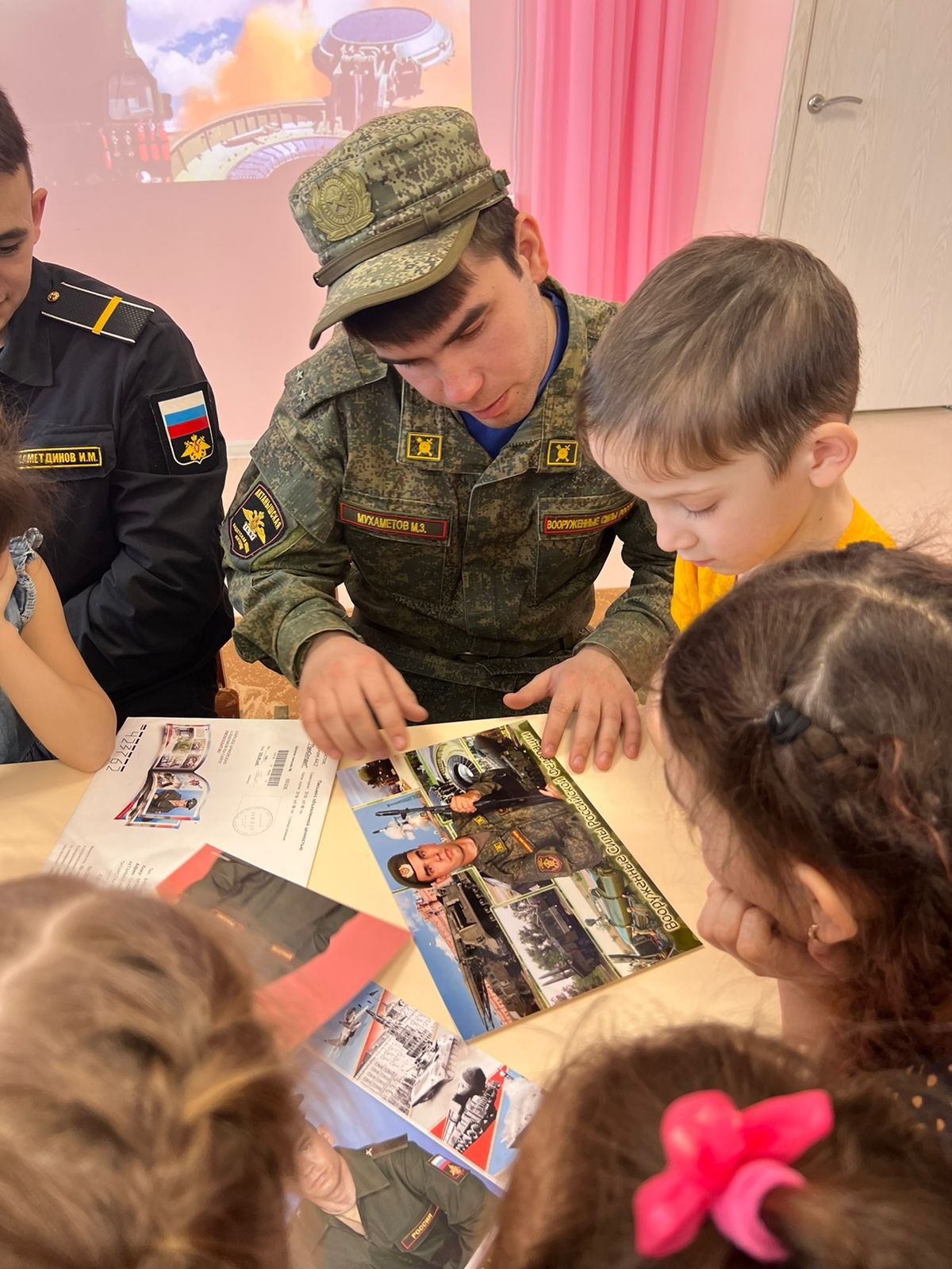 Яңа Әлем бакчасына йөрүчеләр армия сафларында хезмәт иткән авылдашлары белән очрашты