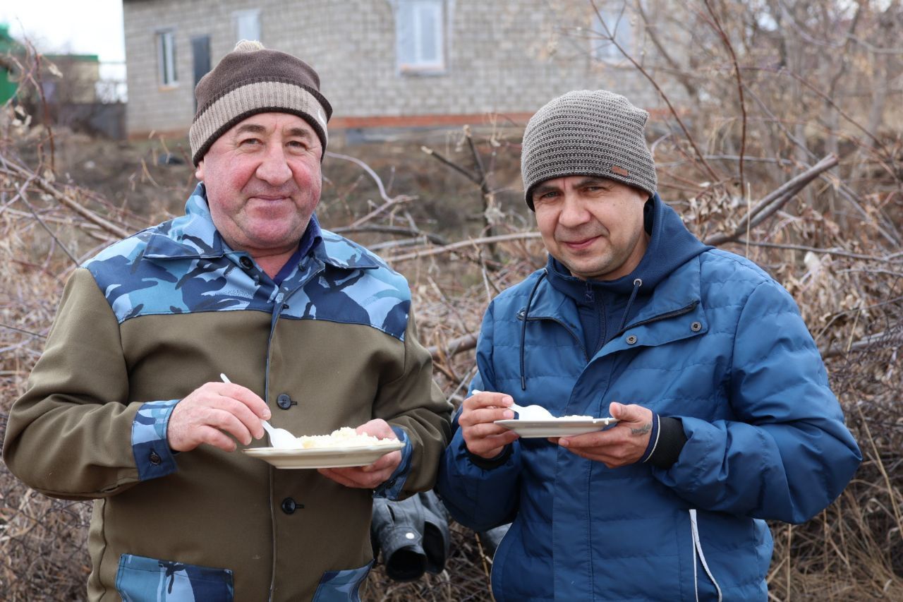 Саф һава, кайнар ботка, уеннар- Әҗәкүл укучылары каникулның бер көнен табигатьтә үткәрде