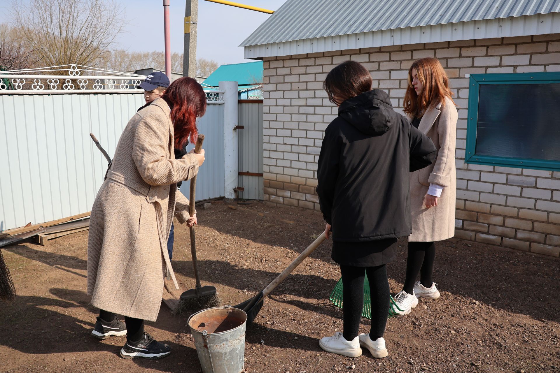 Яңа Әлем мәктәбе волонтерлары хәрби операциядәге райондашыбызның әнисен шефлыкка алды