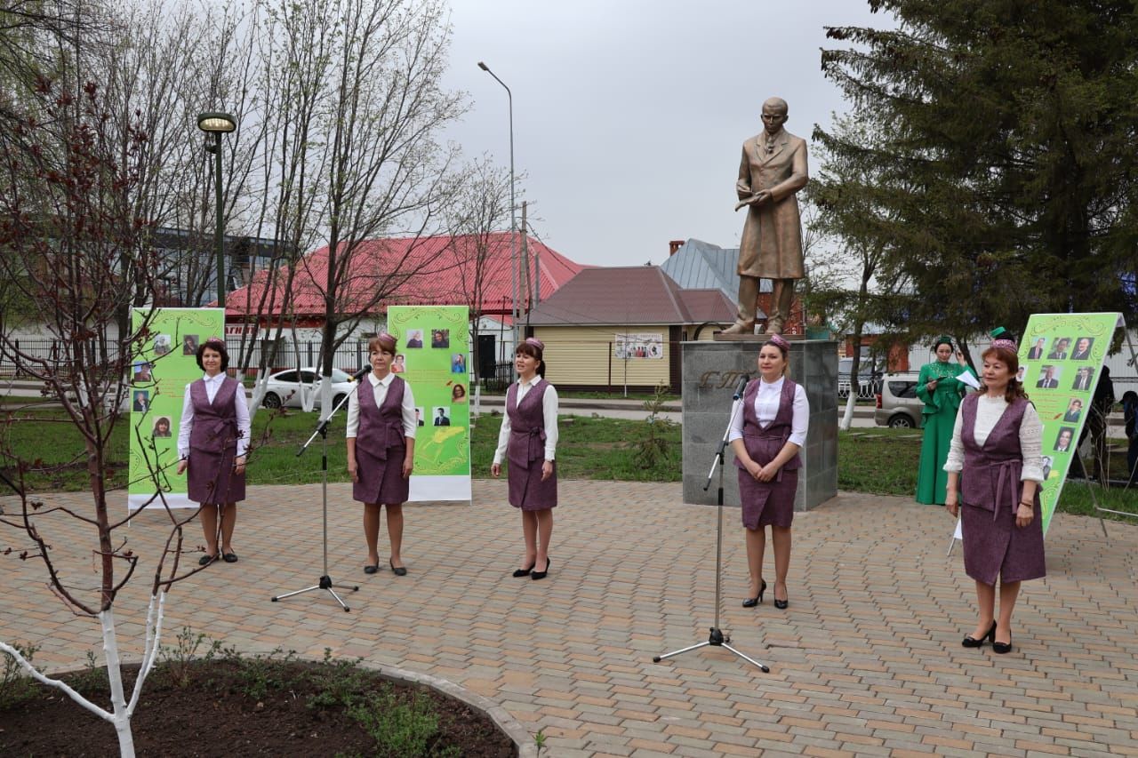 Әлеге минутларда Габдулла Тукай һәйкәле янында районкүләм шигърият бәйрәме башланды