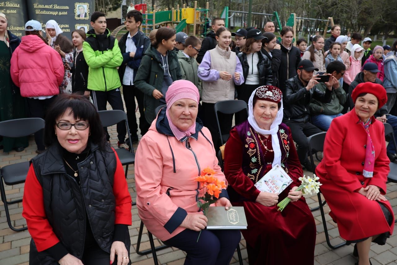 Әлеге минутларда Габдулла Тукай һәйкәле янында районкүләм шигърият бәйрәме башланды