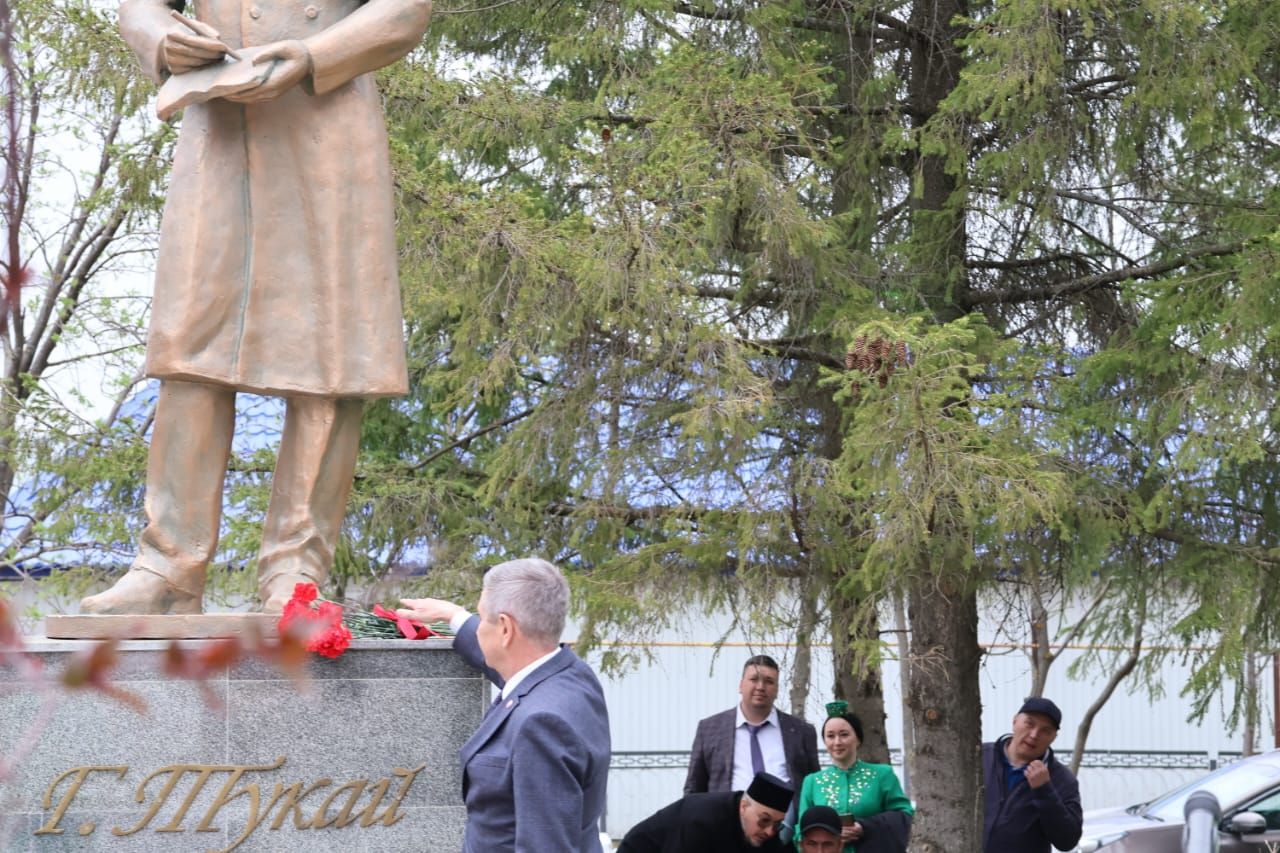 Әлеге минутларда Габдулла Тукай һәйкәле янында районкүләм шигърият бәйрәме башланды