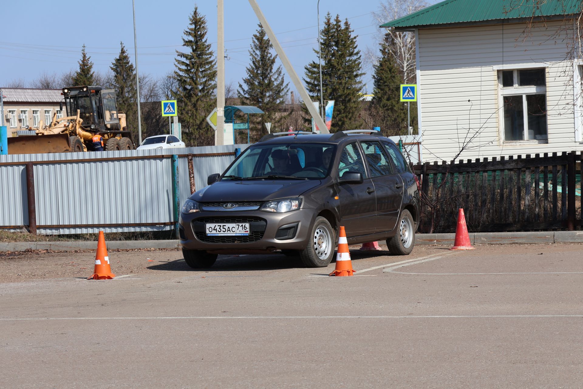 Мөмкинлекләре чикләнмәгән аларның- райондашларыбыз автомобиль йөртүдә осталыкларын сынады  (фотолар)