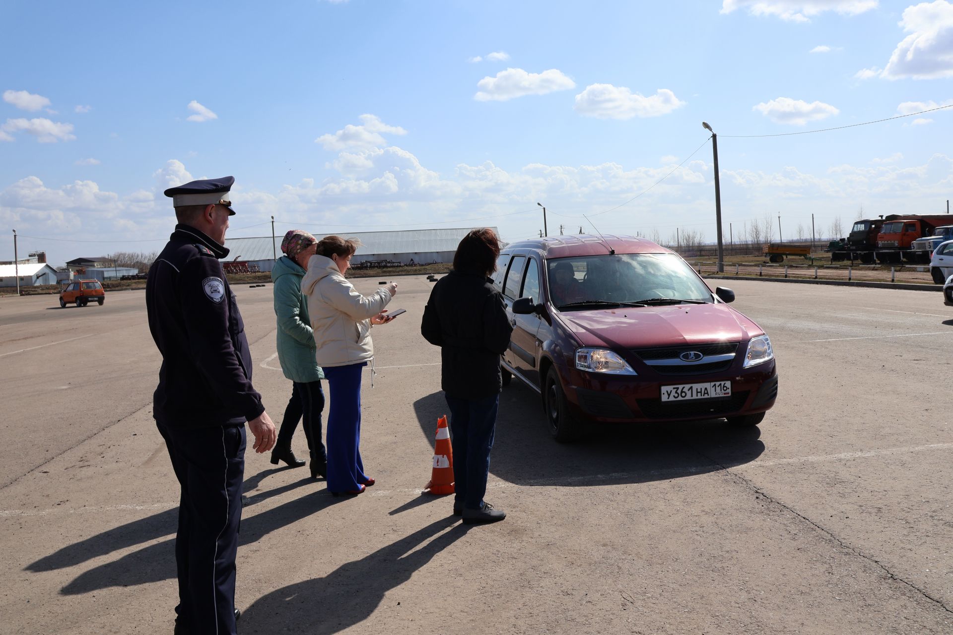 Мөмкинлекләре чикләнмәгән аларның- райондашларыбыз автомобиль йөртүдә осталыкларын сынады  (фотолар)