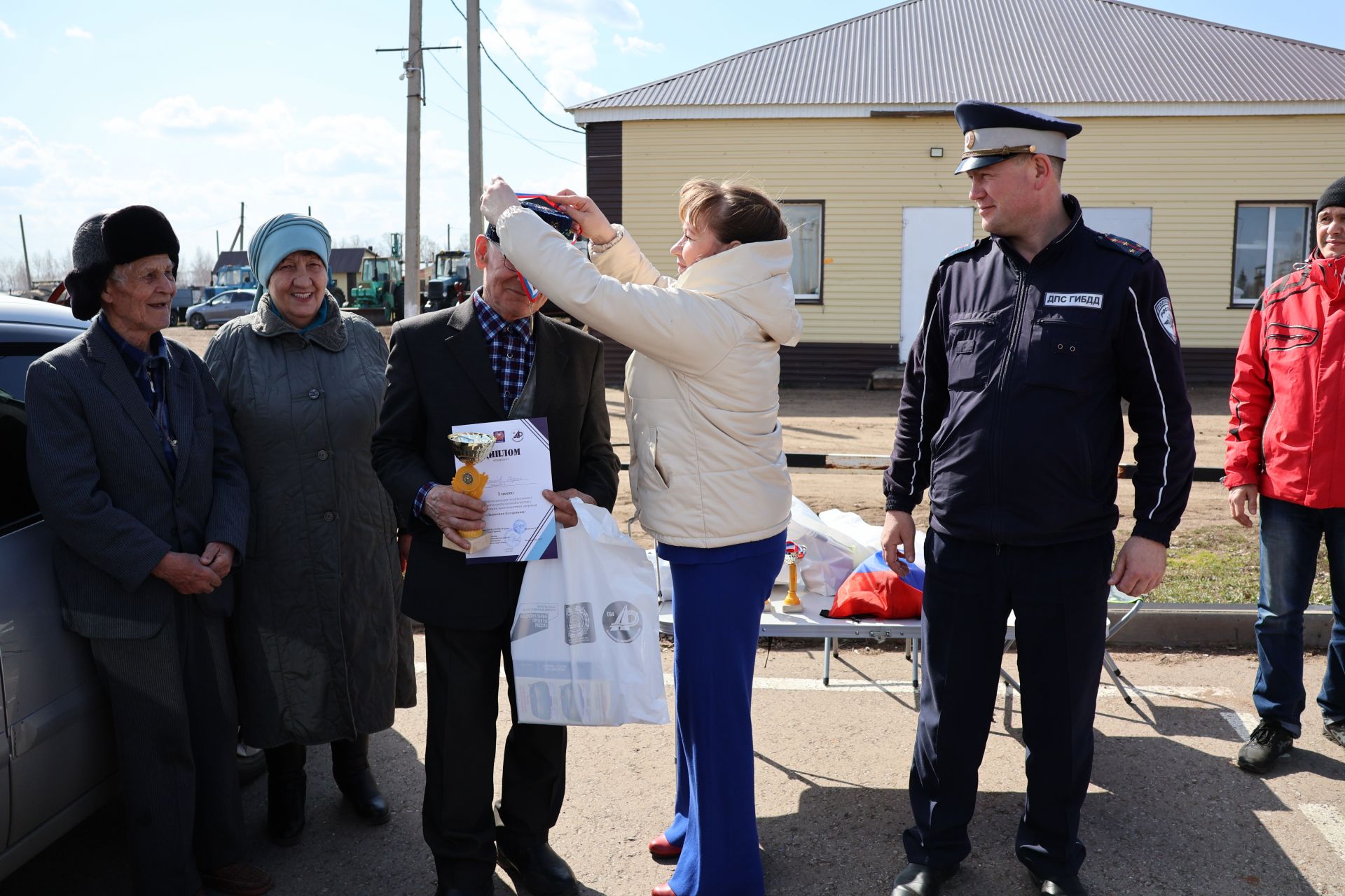 Мөмкинлекләре чикләнмәгән аларның- райондашларыбыз автомобиль йөртүдә осталыкларын сынады  (фотолар)