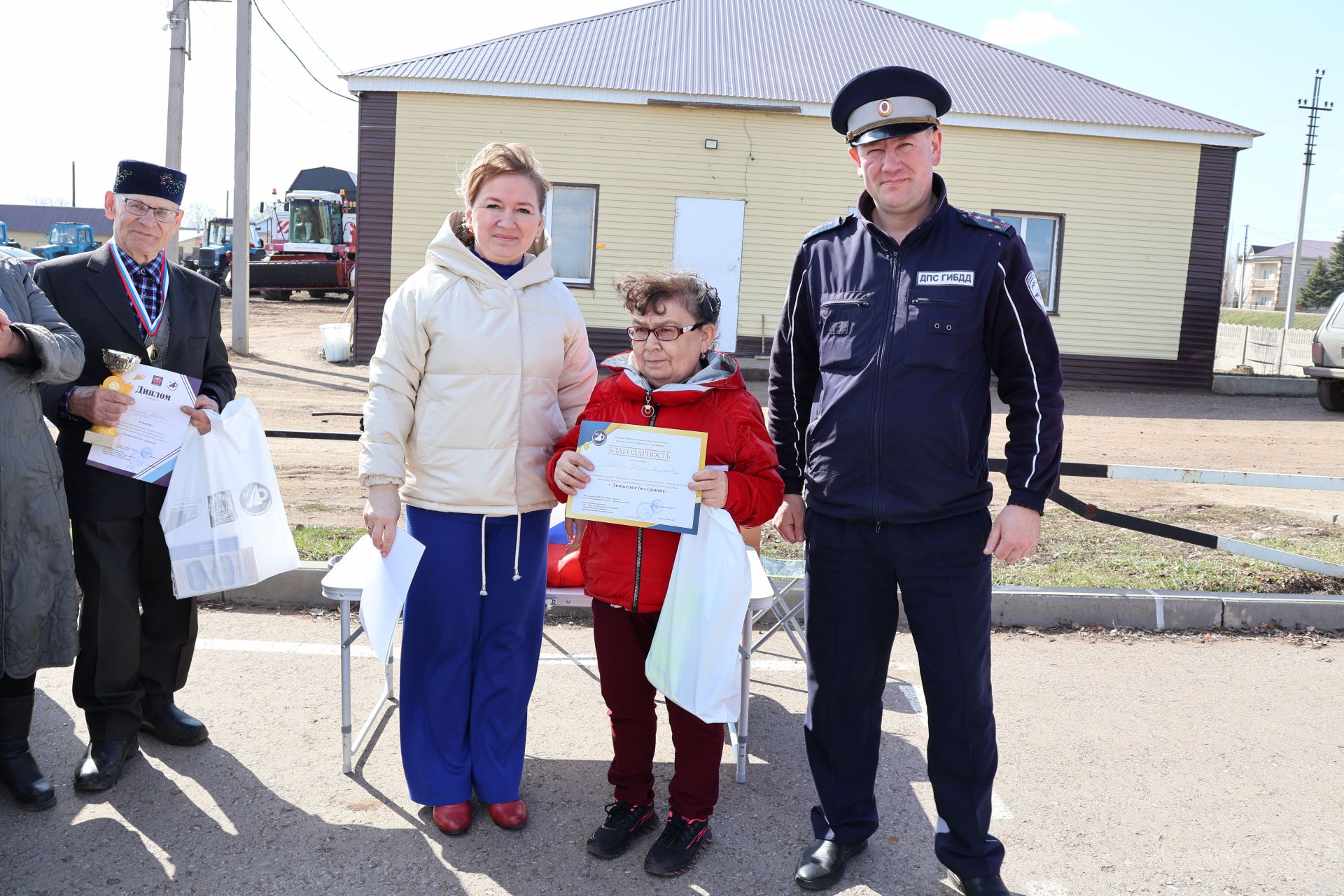 Мөмкинлекләре чикләнмәгән аларның- райондашларыбыз автомобиль йөртүдә осталыкларын сынады  (фотолар)