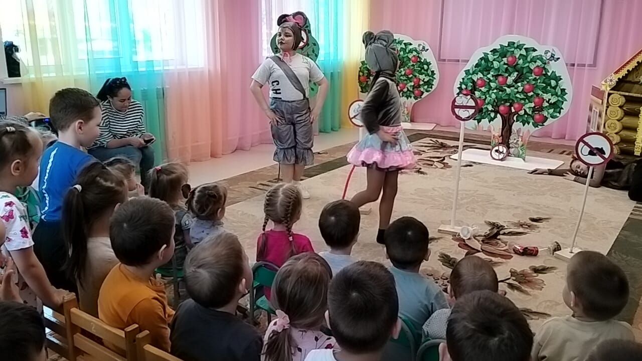 Балалар бакчалары кунакка йөрешә: «Тылсым» артистлары Яңа Әлемгә килде