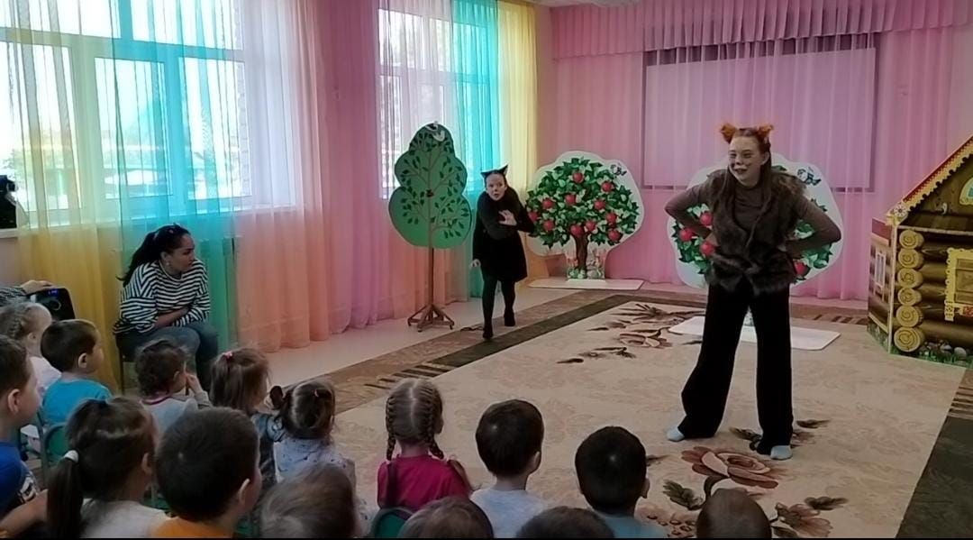 Балалар бакчалары кунакка йөрешә: «Тылсым» артистлары Яңа Әлемгә килде