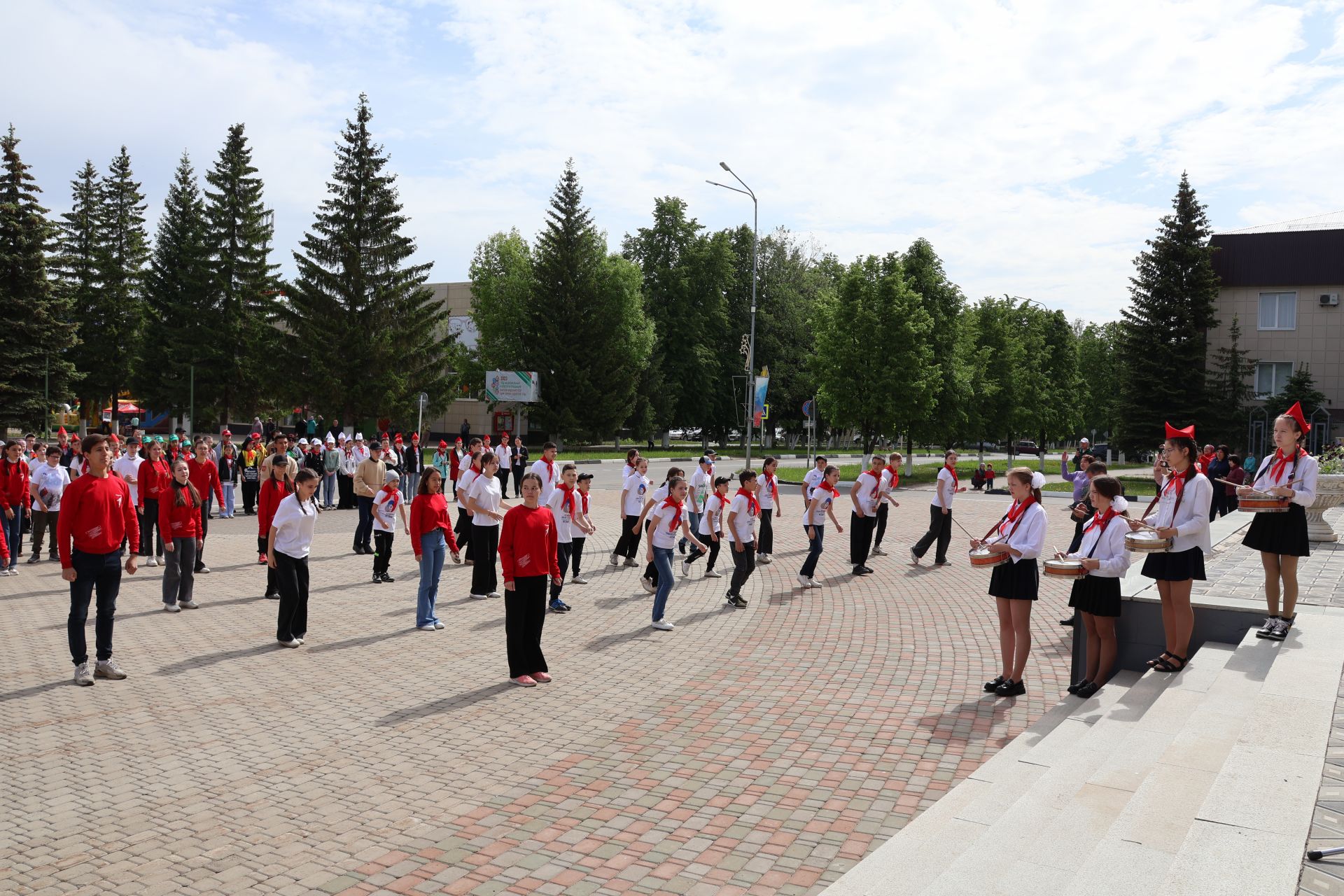 Пионериянең туган көненә багышланган бәйрәмнән безнең фоторепортаж