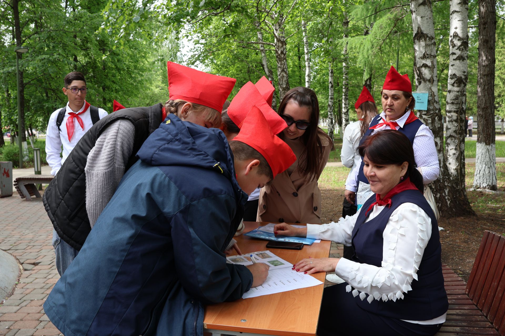 Пионериянең туган көненә багышланган бәйрәмнән безнең фоторепортаж