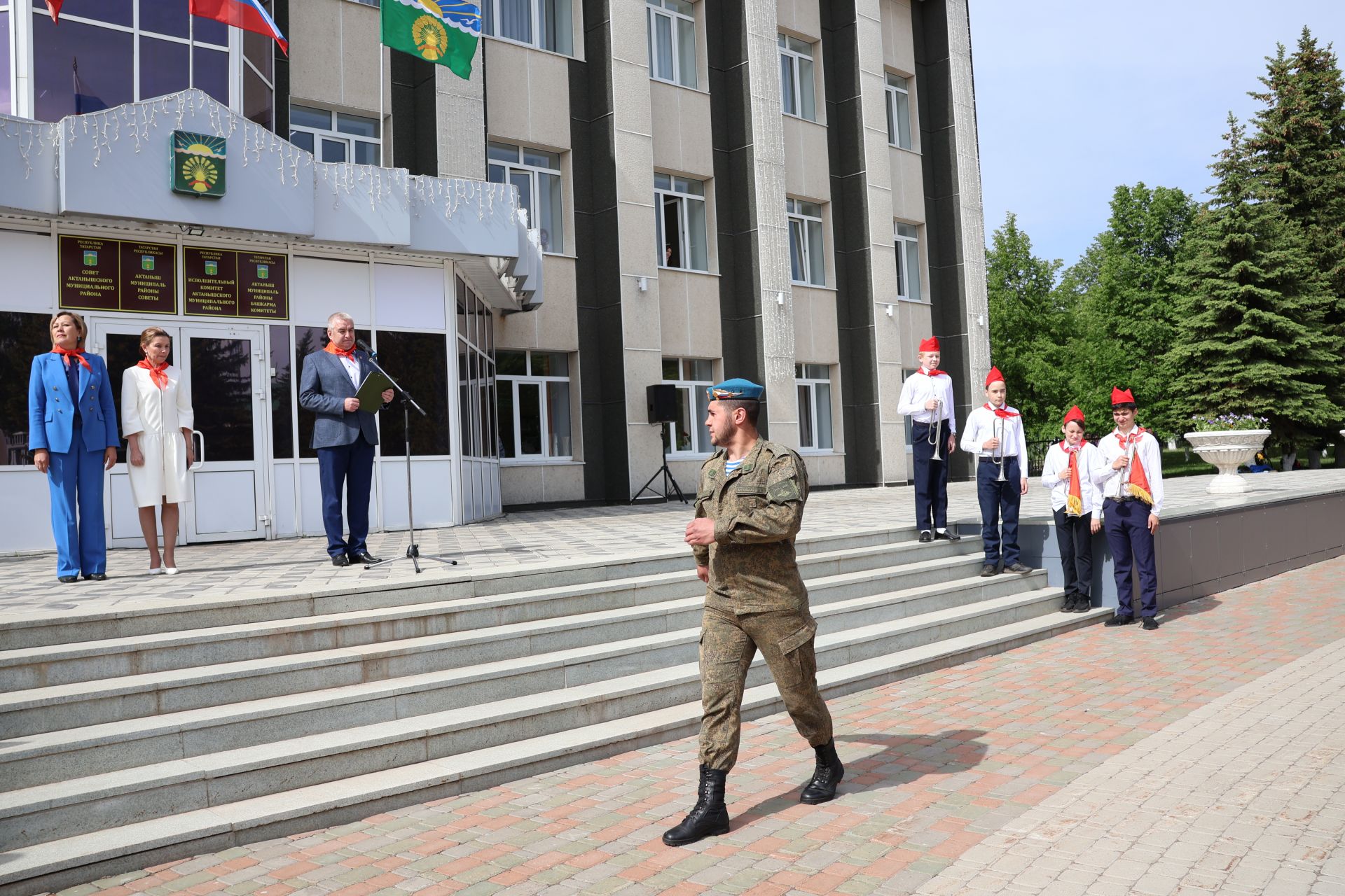 Пионериянең туган көненә багышланган бәйрәмнән безнең фоторепортаж