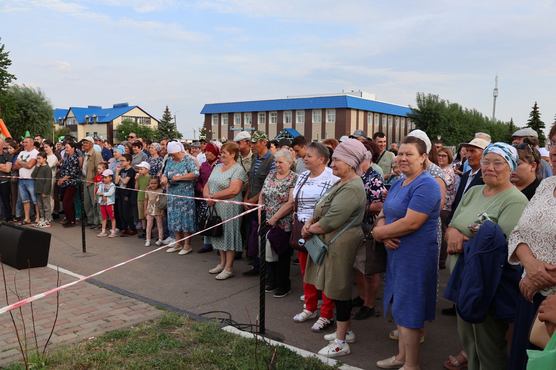 Ленар Зарипов махсус хәрби операциядән ялга кайткан районыбызның алдынгы эшмәкәрен хөрмәтләде (фотолар)