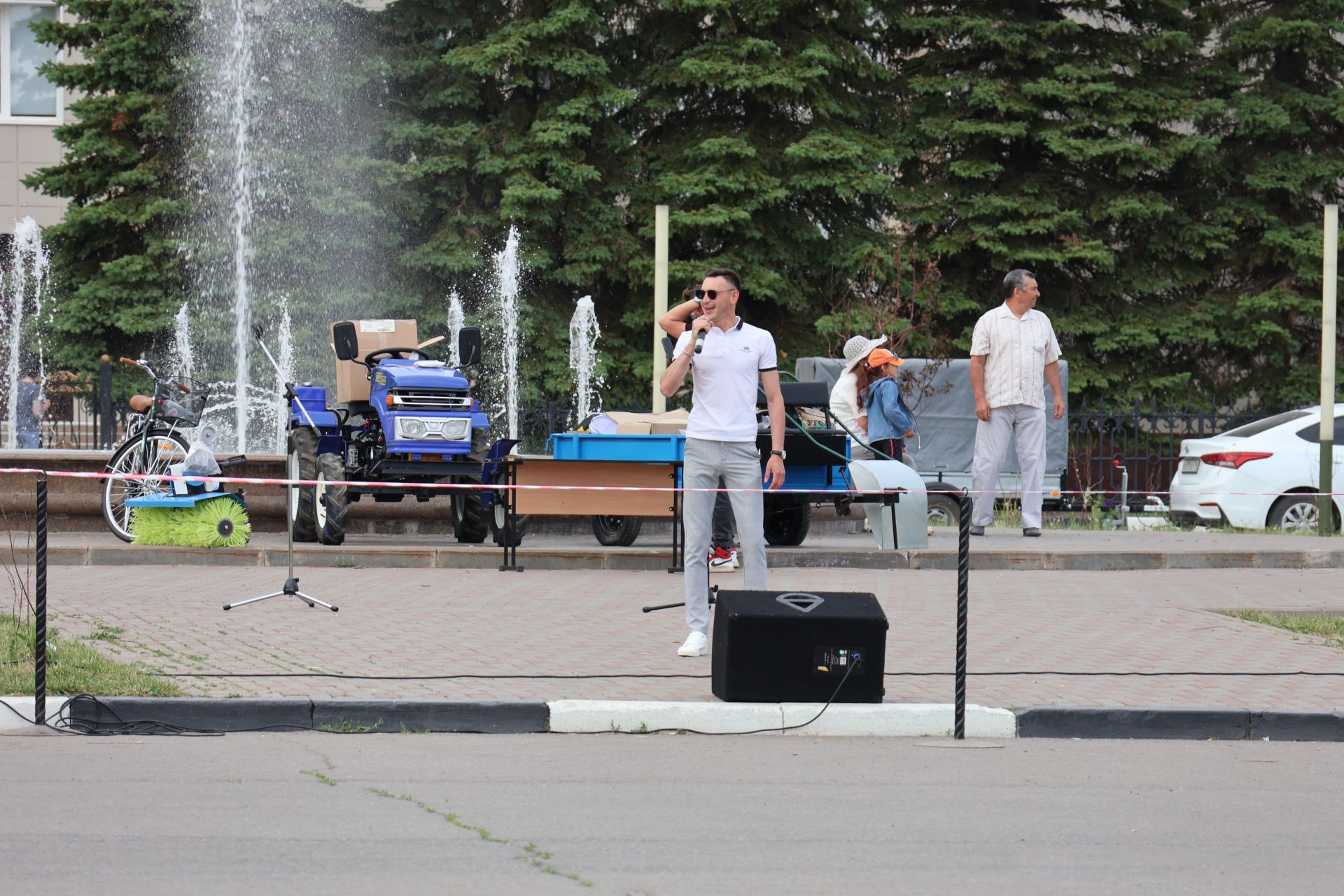 Ленар Зарипов махсус хәрби операциядән ялга кайткан районыбызның алдынгы эшмәкәрен хөрмәтләде (фотолар)