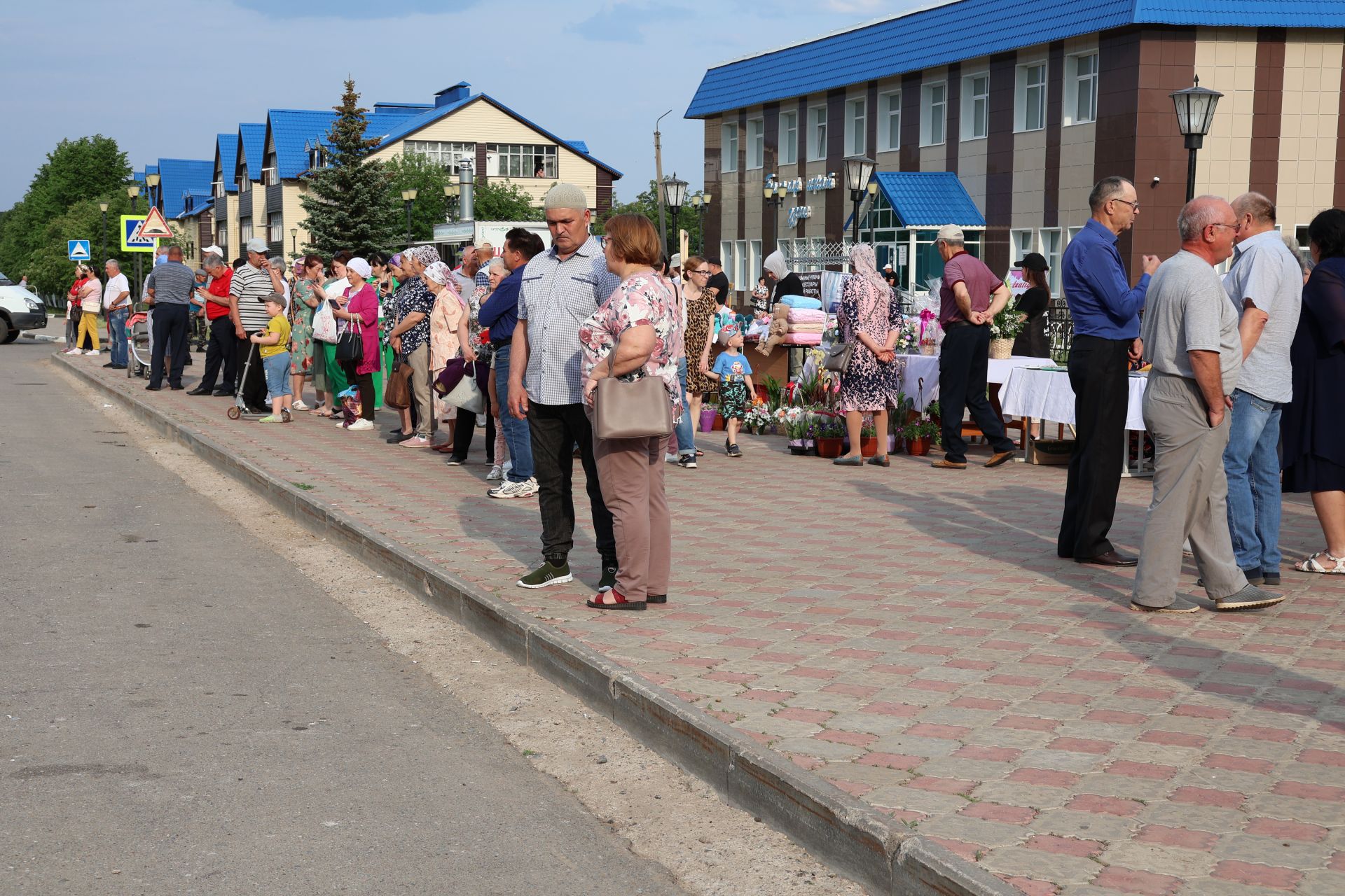 Ленар Зарипов махсус хәрби операциядән ялга кайткан районыбызның алдынгы эшмәкәрен хөрмәтләде (фотолар)