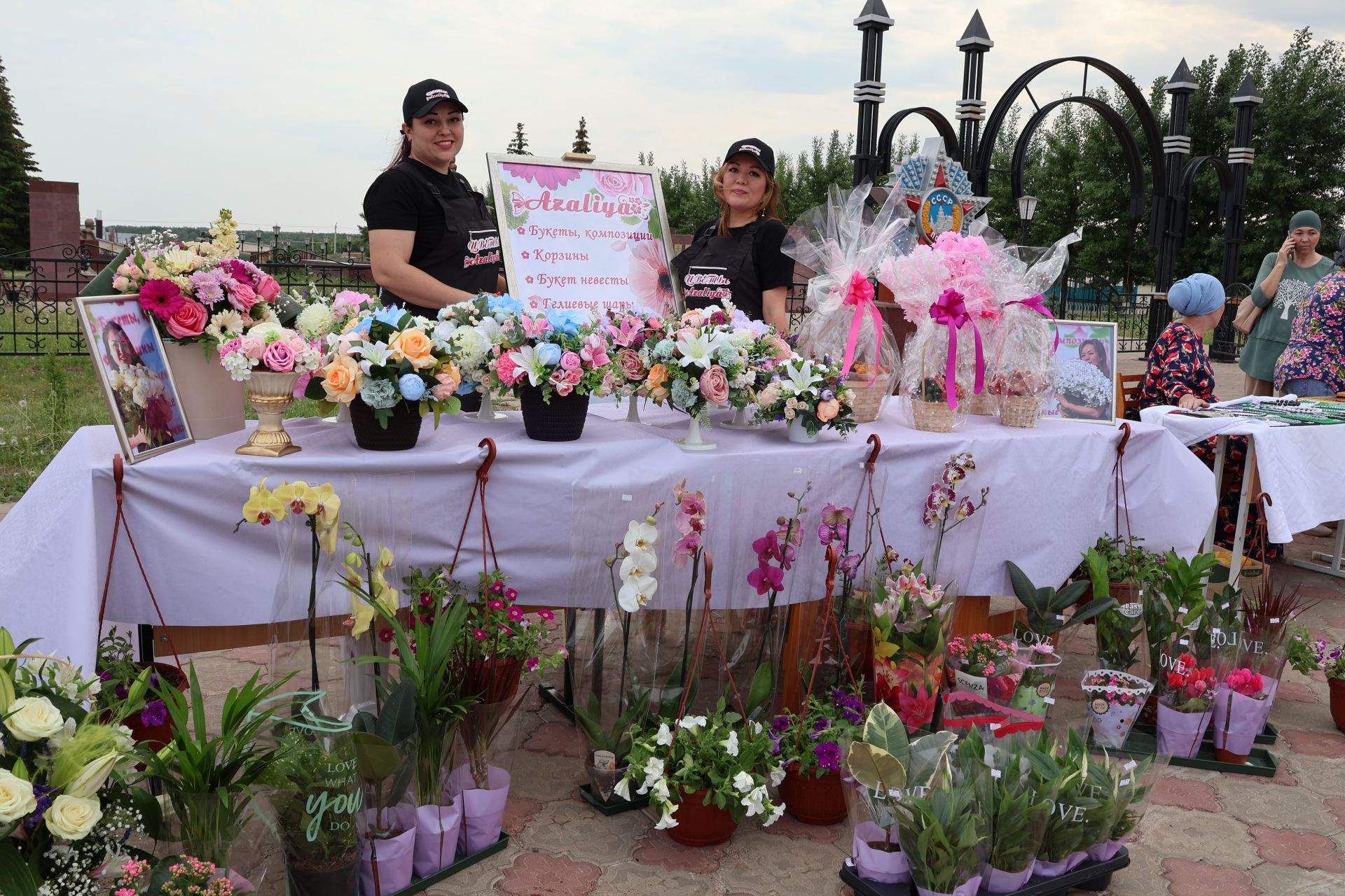 Ленар Зарипов махсус хәрби операциядән ялга кайткан районыбызның алдынгы эшмәкәрен хөрмәтләде (фотолар)