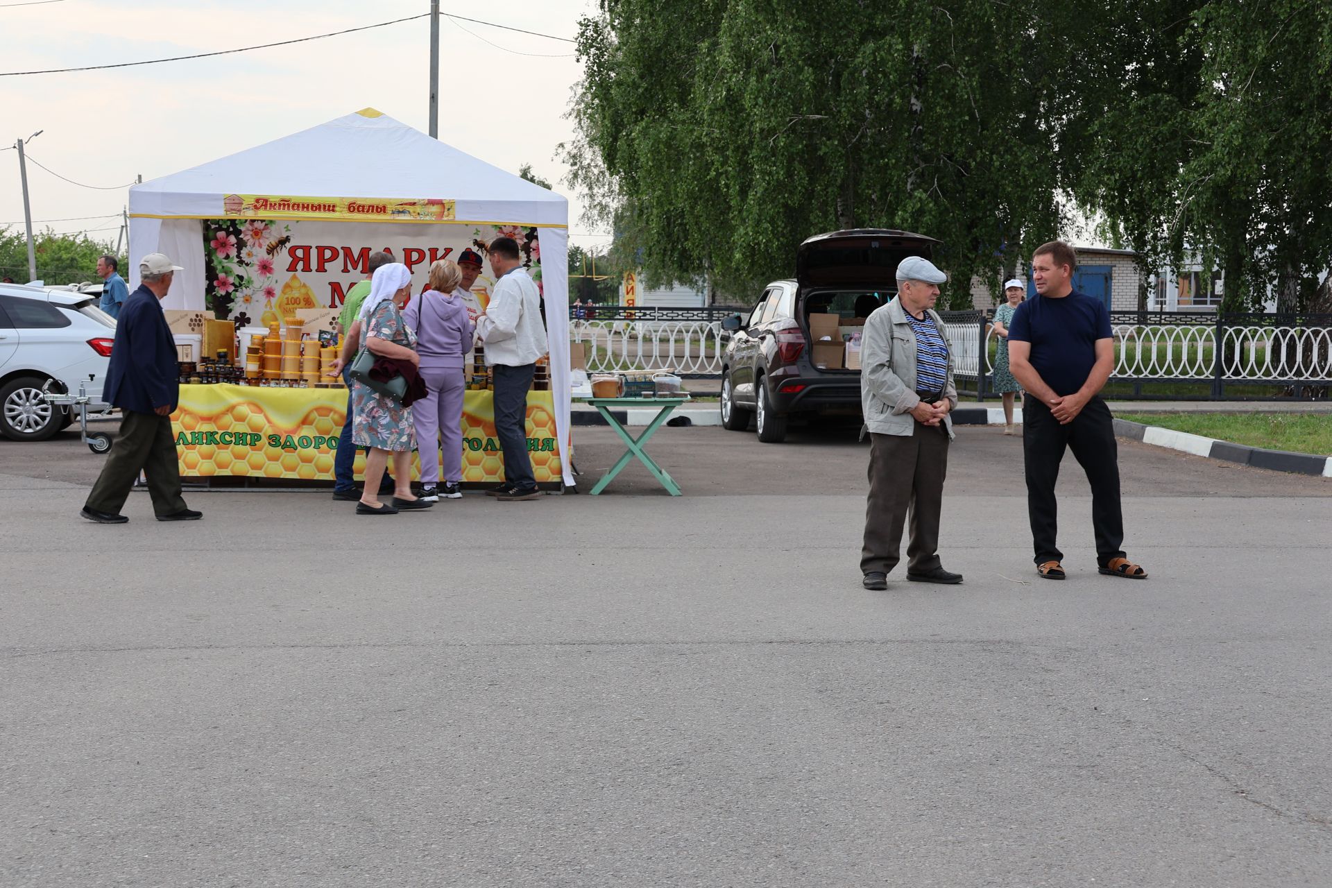 Ленар Зарипов махсус хәрби операциядән ялга кайткан районыбызның алдынгы эшмәкәрен хөрмәтләде (фотолар)