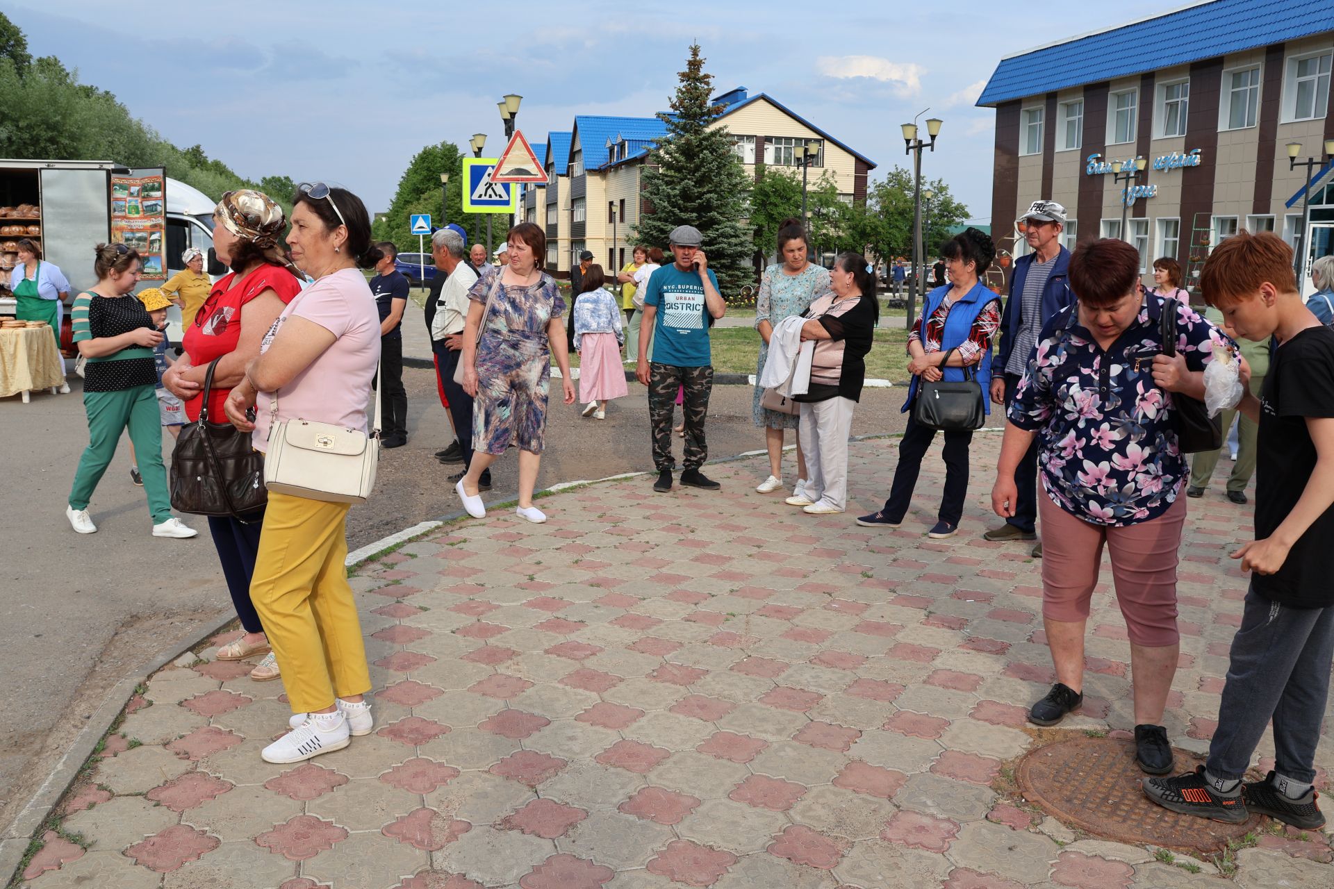 Ленар Зарипов махсус хәрби операциядән ялга кайткан районыбызның алдынгы эшмәкәрен хөрмәтләде (фотолар)