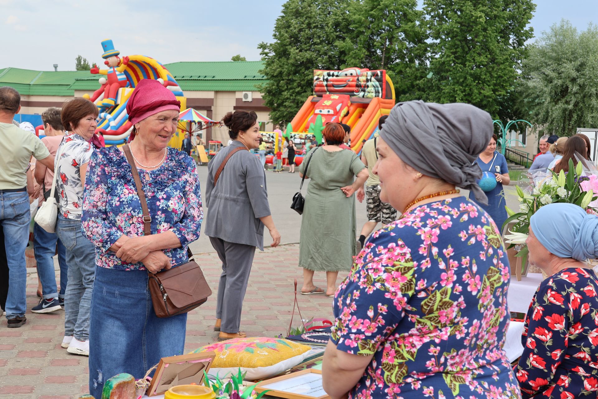 Ленар Зарипов махсус хәрби операциядән ялга кайткан районыбызның алдынгы эшмәкәрен хөрмәтләде (фотолар)