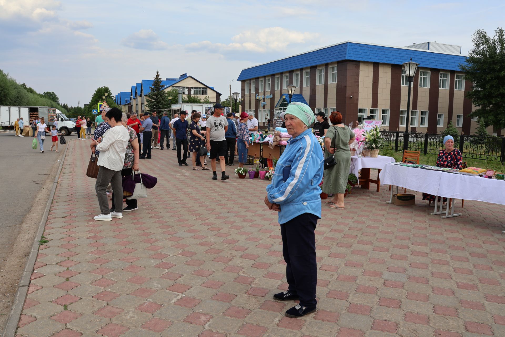 Ленар Зарипов махсус хәрби операциядән ялга кайткан районыбызның алдынгы эшмәкәрен хөрмәтләде (фотолар)