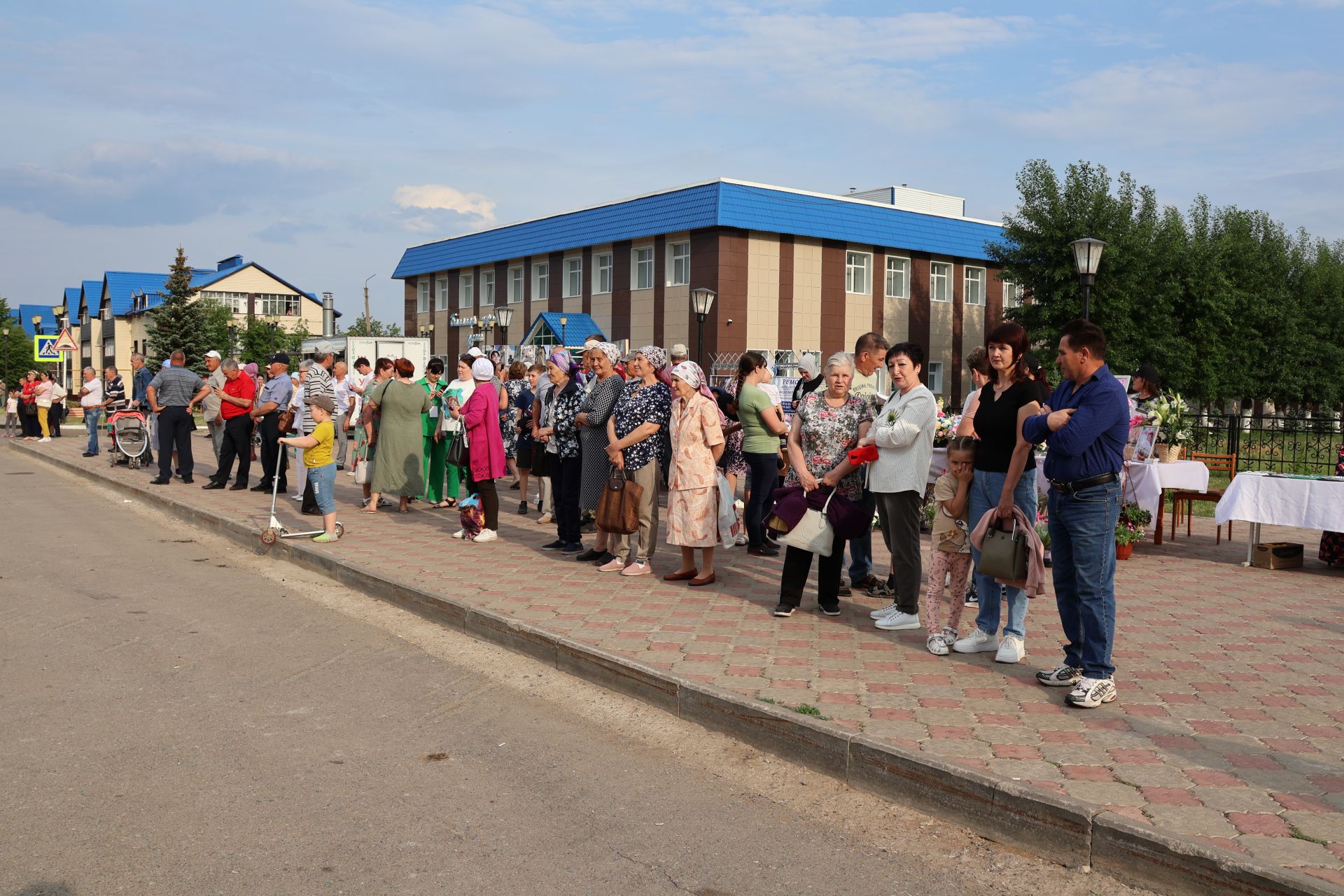 Ленар Зарипов махсус хәрби операциядән ялга кайткан районыбызның алдынгы эшмәкәрен хөрмәтләде (фотолар)