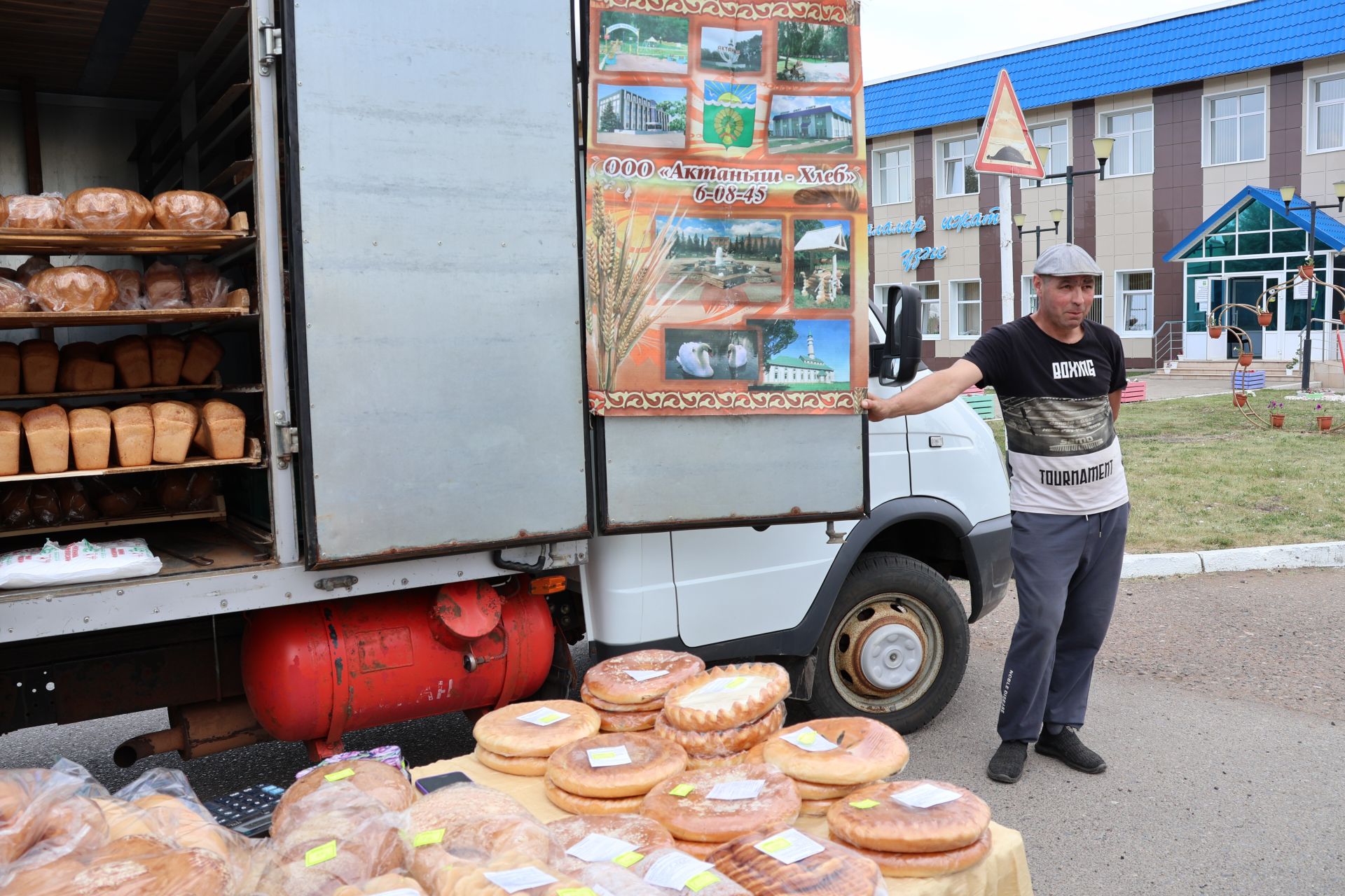 Ленар Зарипов махсус хәрби операциядән ялга кайткан районыбызның алдынгы эшмәкәрен хөрмәтләде (фотолар)