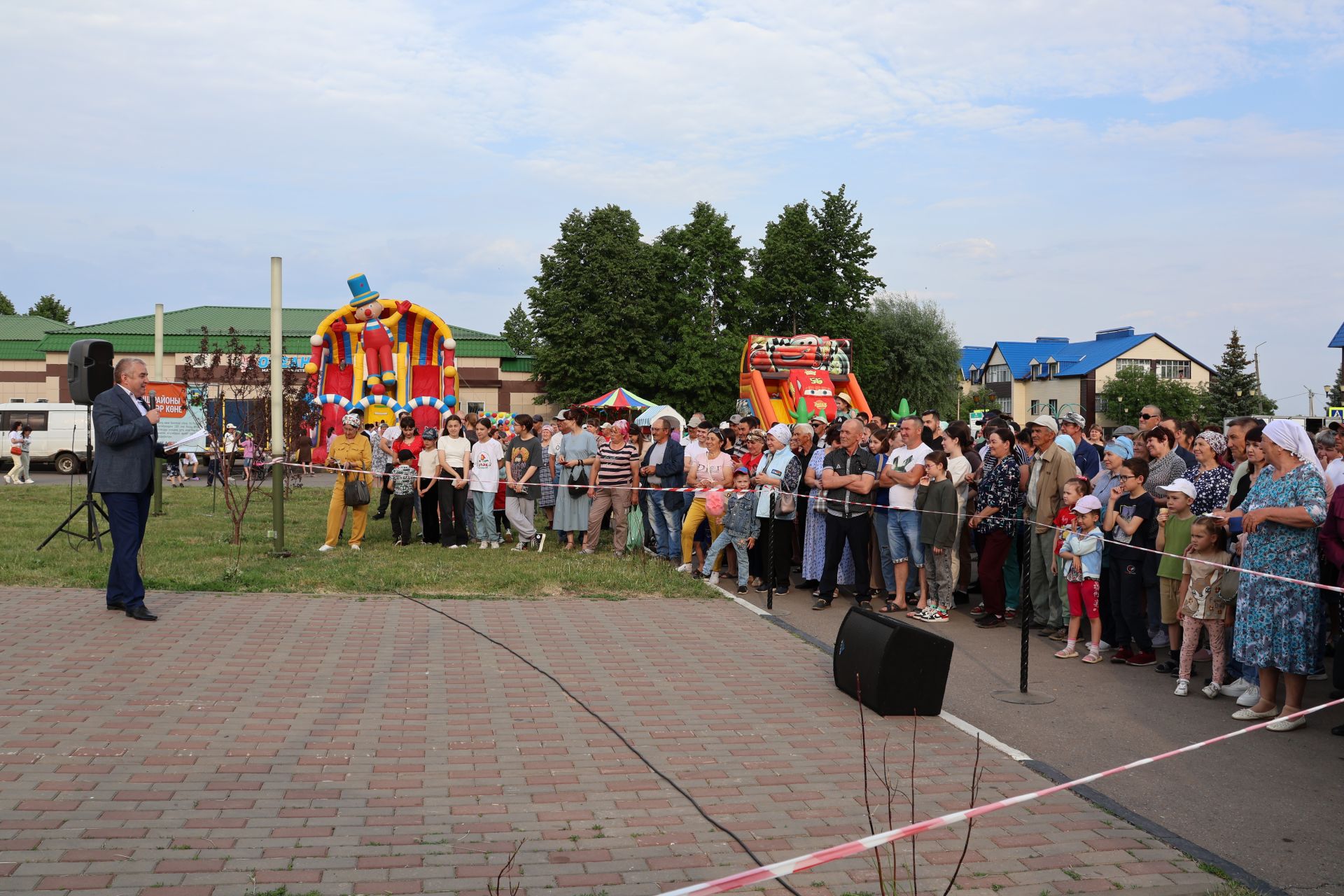 Ленар Зарипов махсус хәрби операциядән ялга кайткан районыбызның алдынгы эшмәкәрен хөрмәтләде (фотолар)